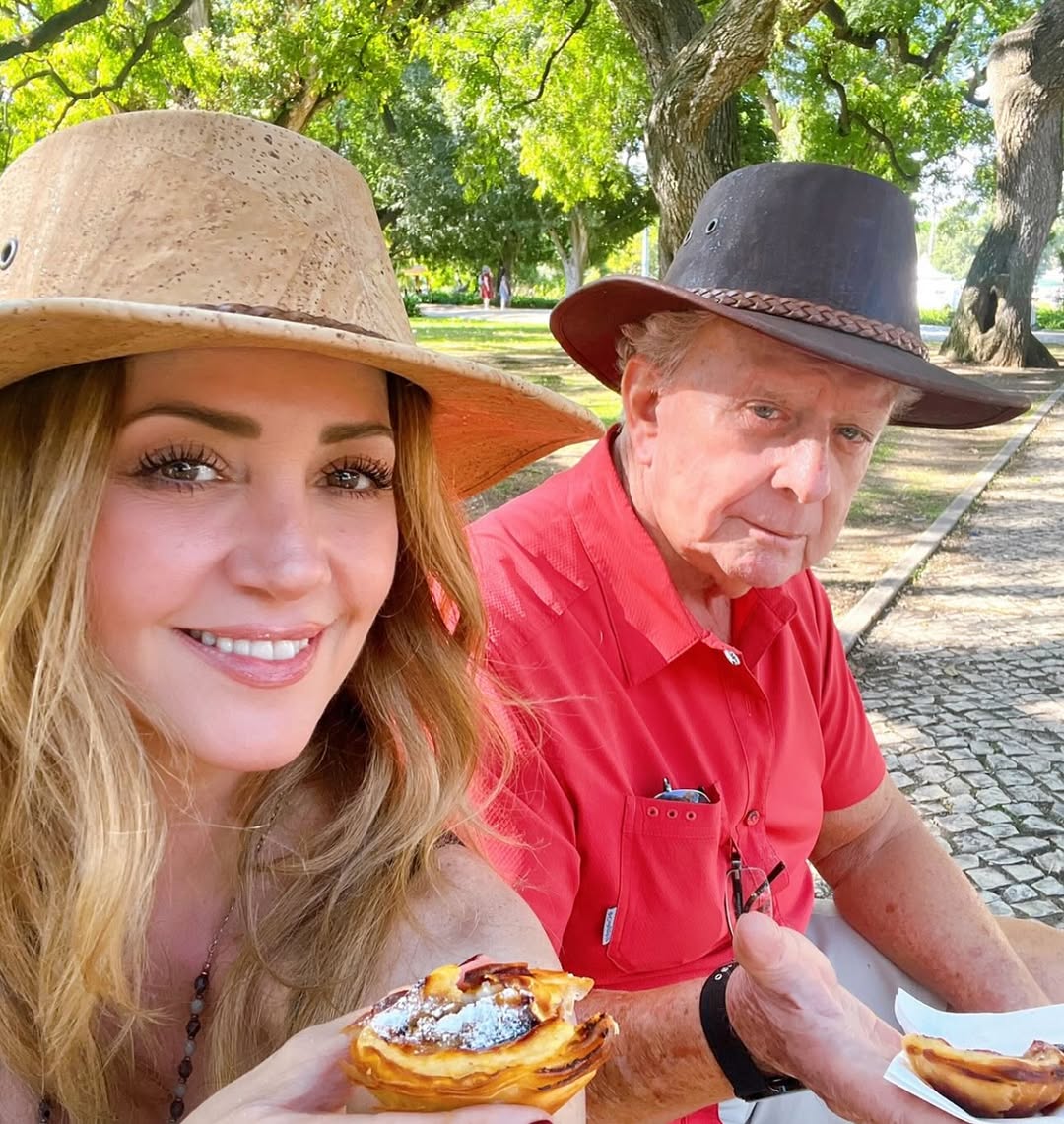 Andrea Legarreta y su padre, Don Juan Legarreta, compartiendo momentos juntos | Fuente: Instagram/andrealegarreta