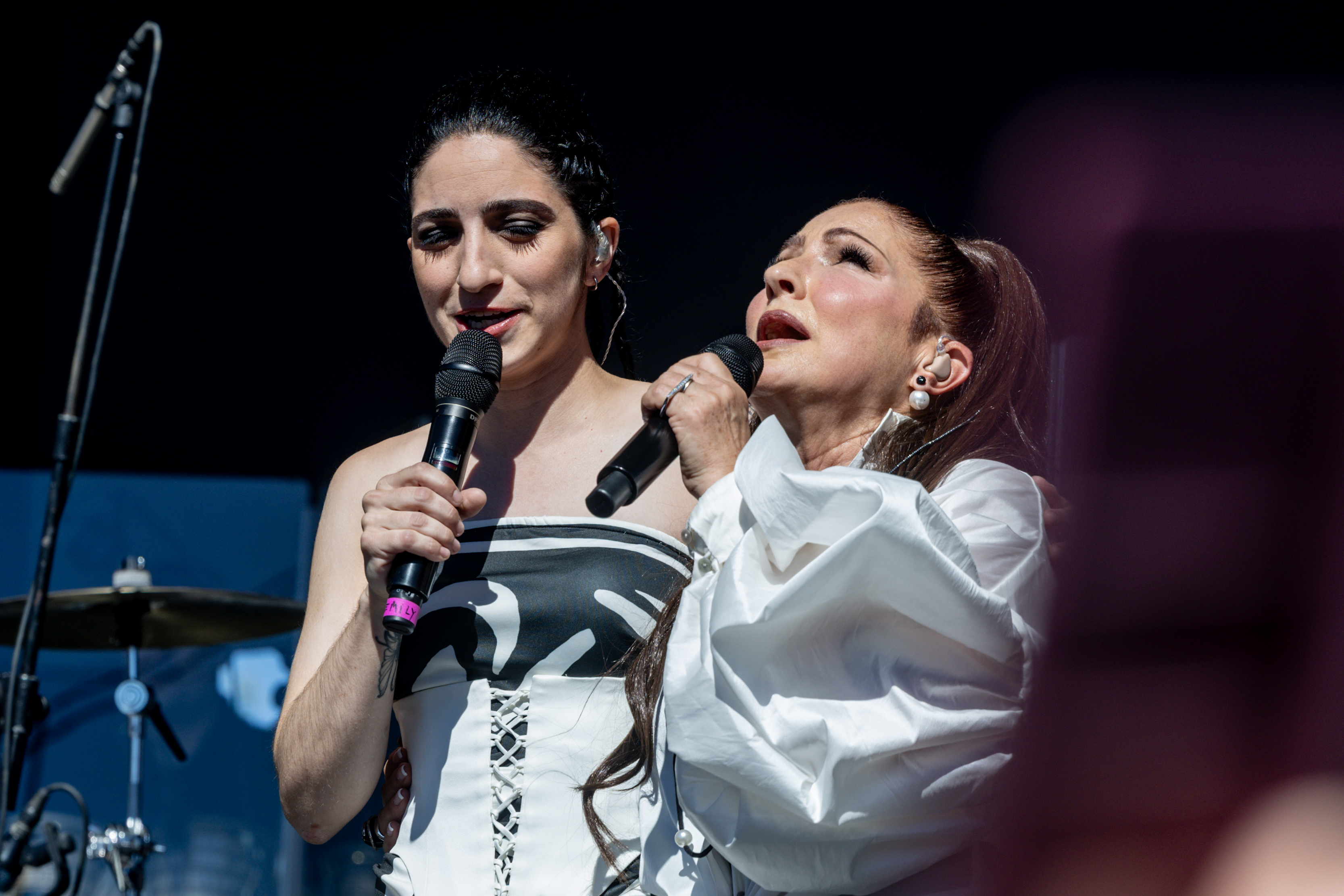 La cantante Gloria Estefan y su hija Emily Estefan durante su concierto en la Plaza de Colón, el 5 de octubre de 2025, en Madrid, España. | Fuente: Getty Images.