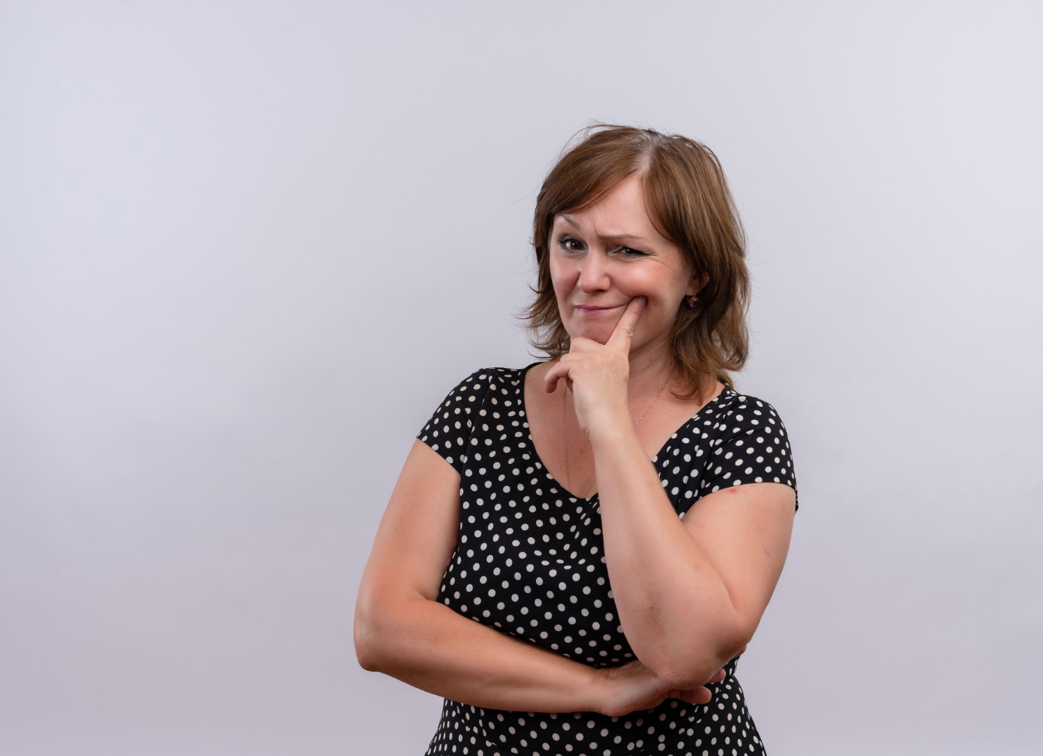 Una mujer reflexiva | Fuente: Freepik