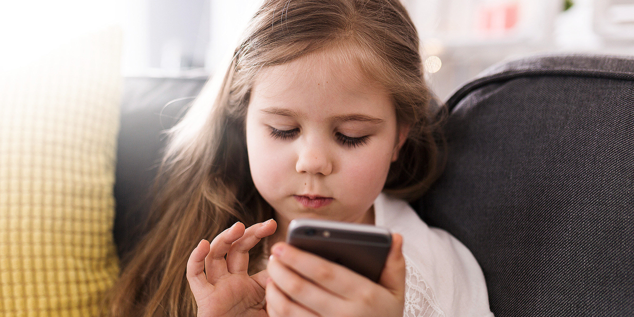 Una niña usando un móvil | Fuente: Freepik