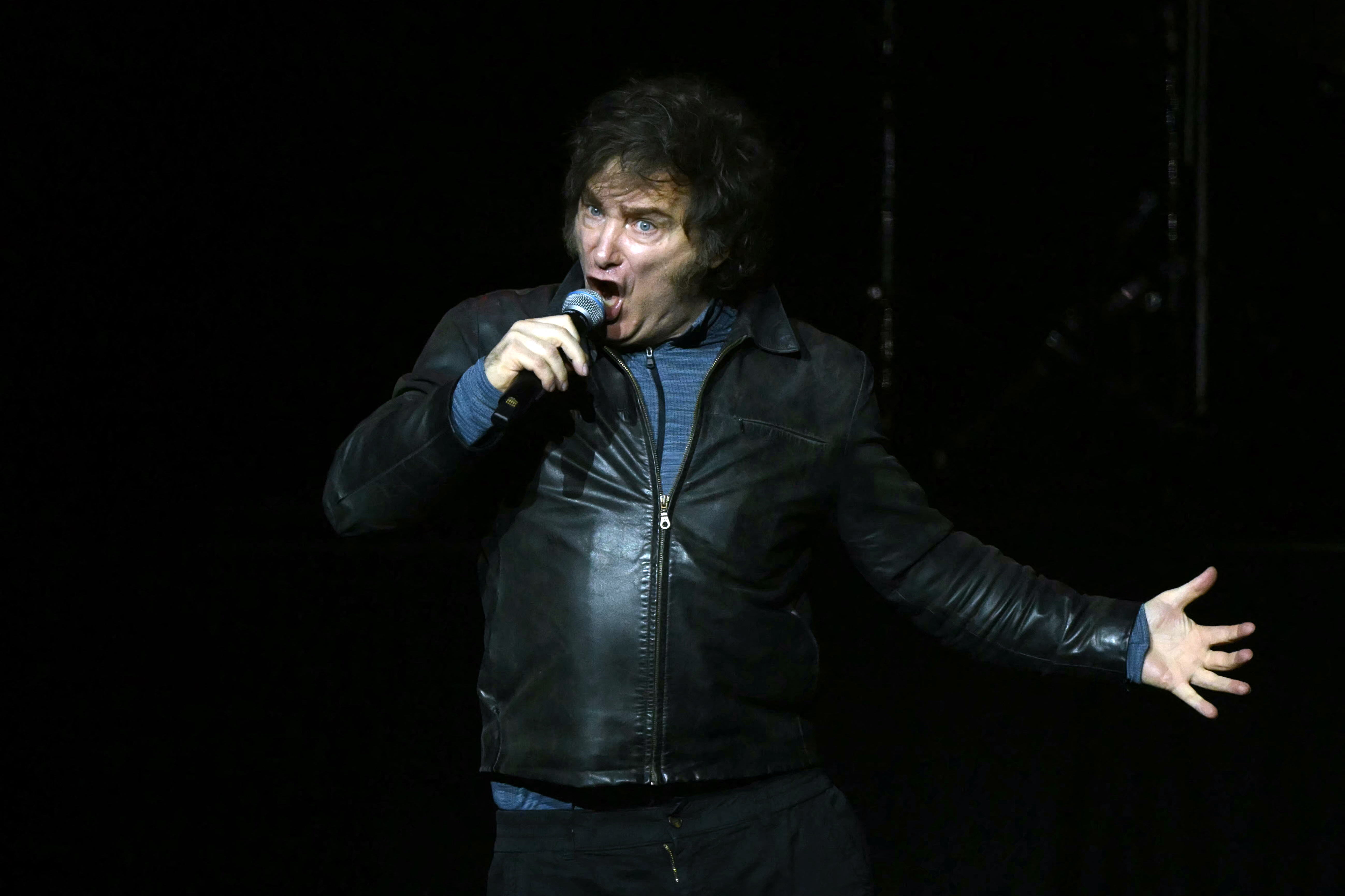 El presidente de Argentina, Javier Milei, canta durante la presentación de su nuevo libro, "La construcción del milagro", en el Movistar Arena de Buenos Aires, el 6 de octubre de 2025. | Fuente: Getty Images