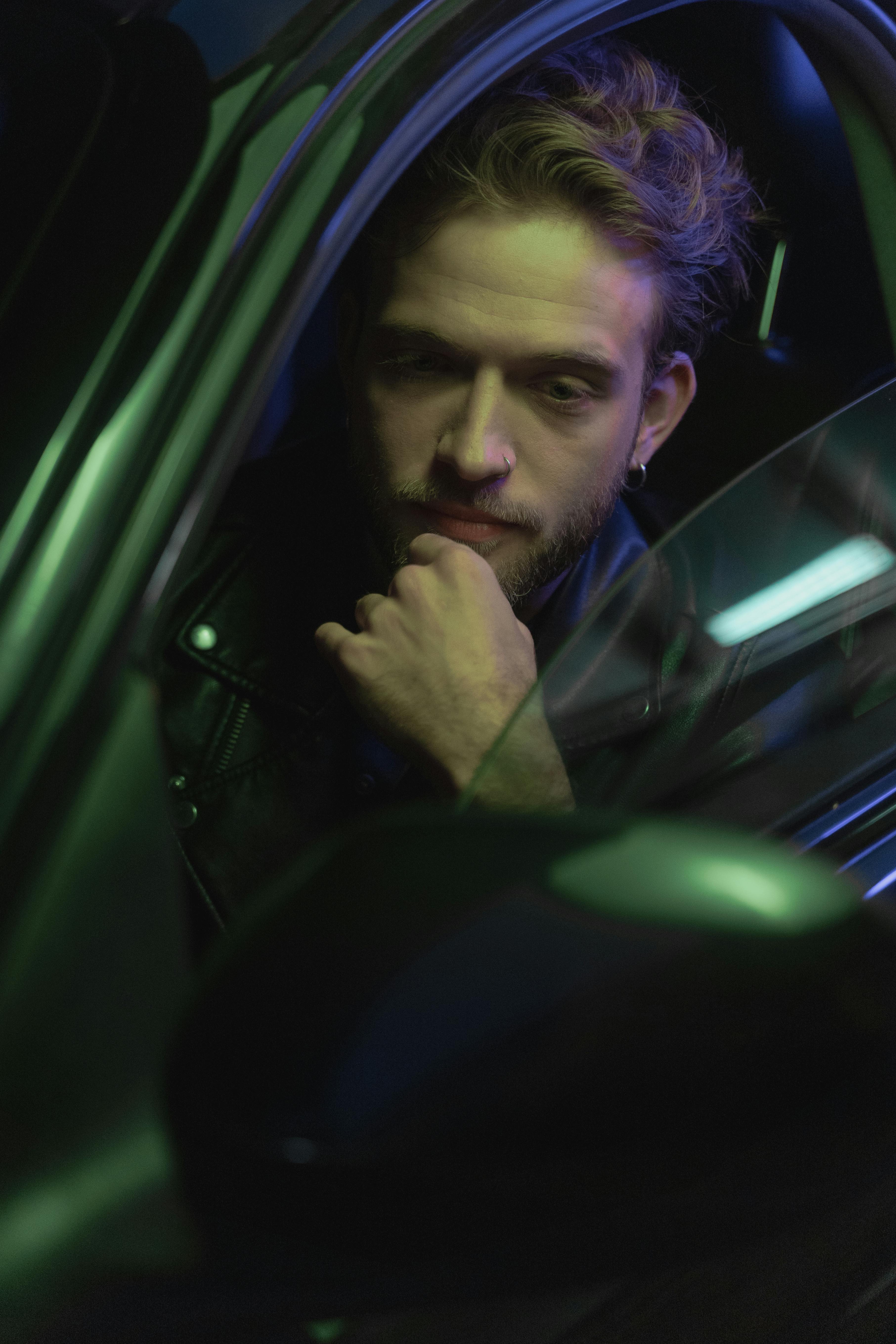 Un hombre serio esperando en un automóvil | Fuente: Pexels