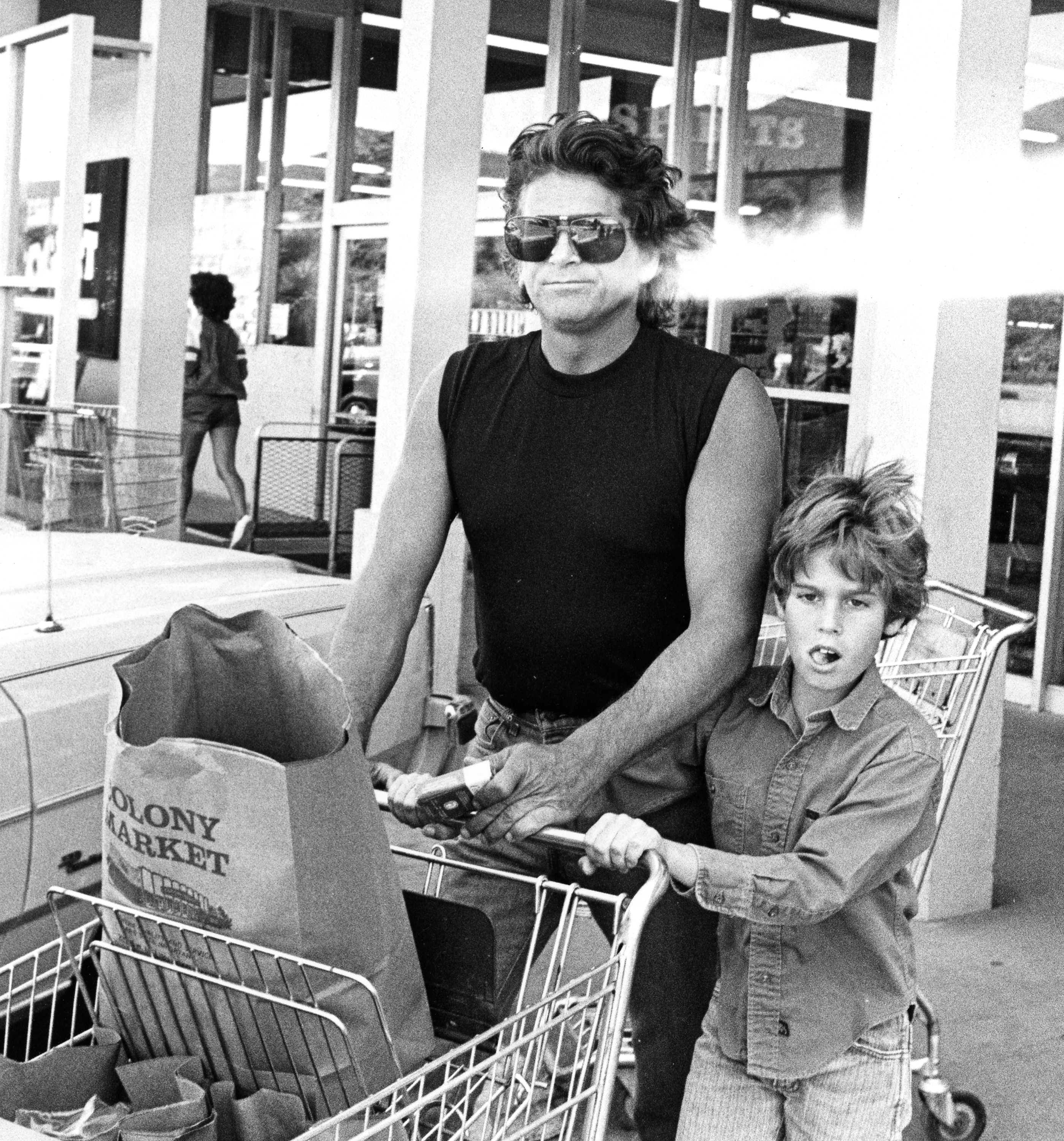 Michael y Christopher Landon en la tienda de alimentación Colony Market de Malibú, California, en 1984 | Fuente: Getty Images