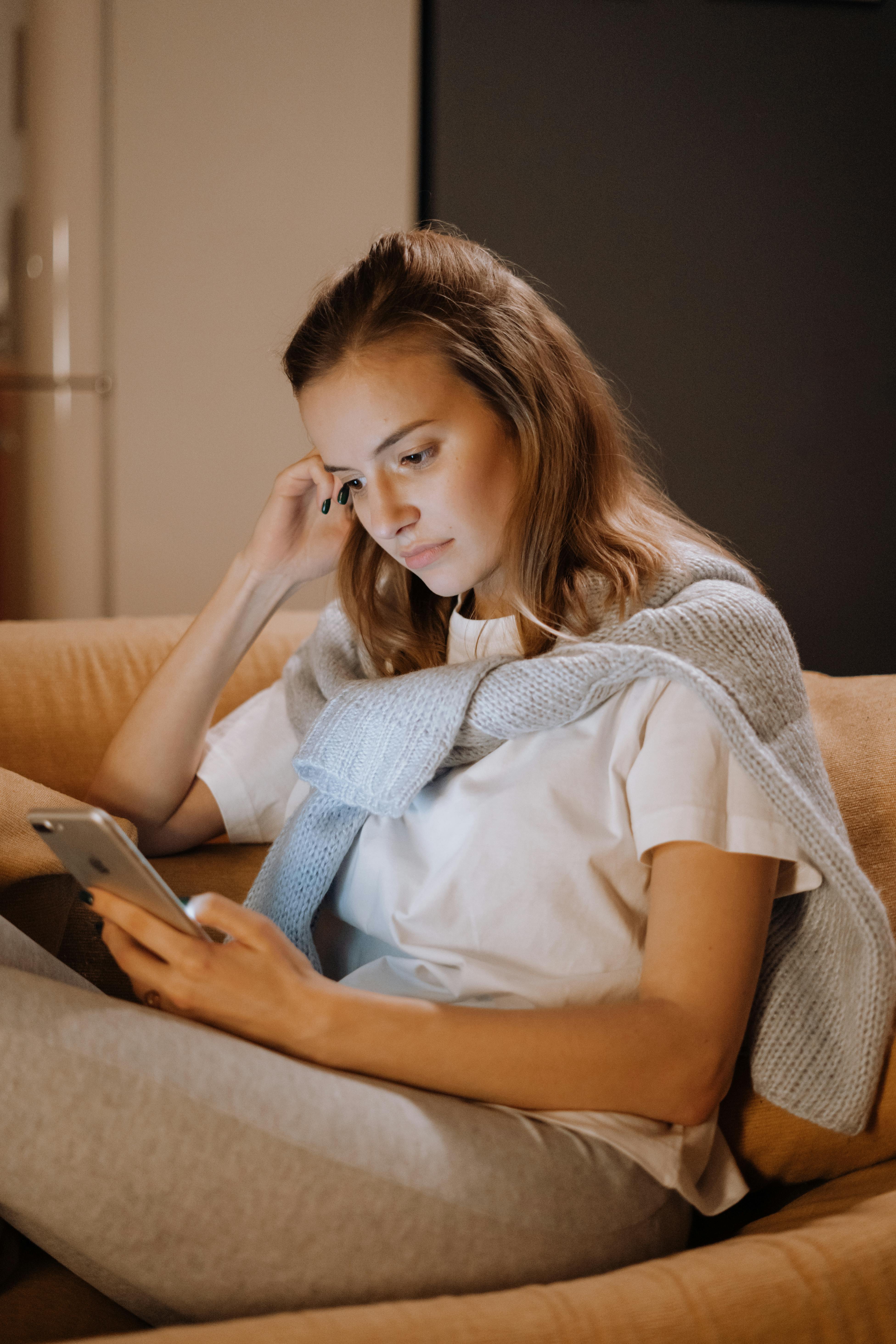 Mujer hojeando su teléfono | Fuente: Pexels