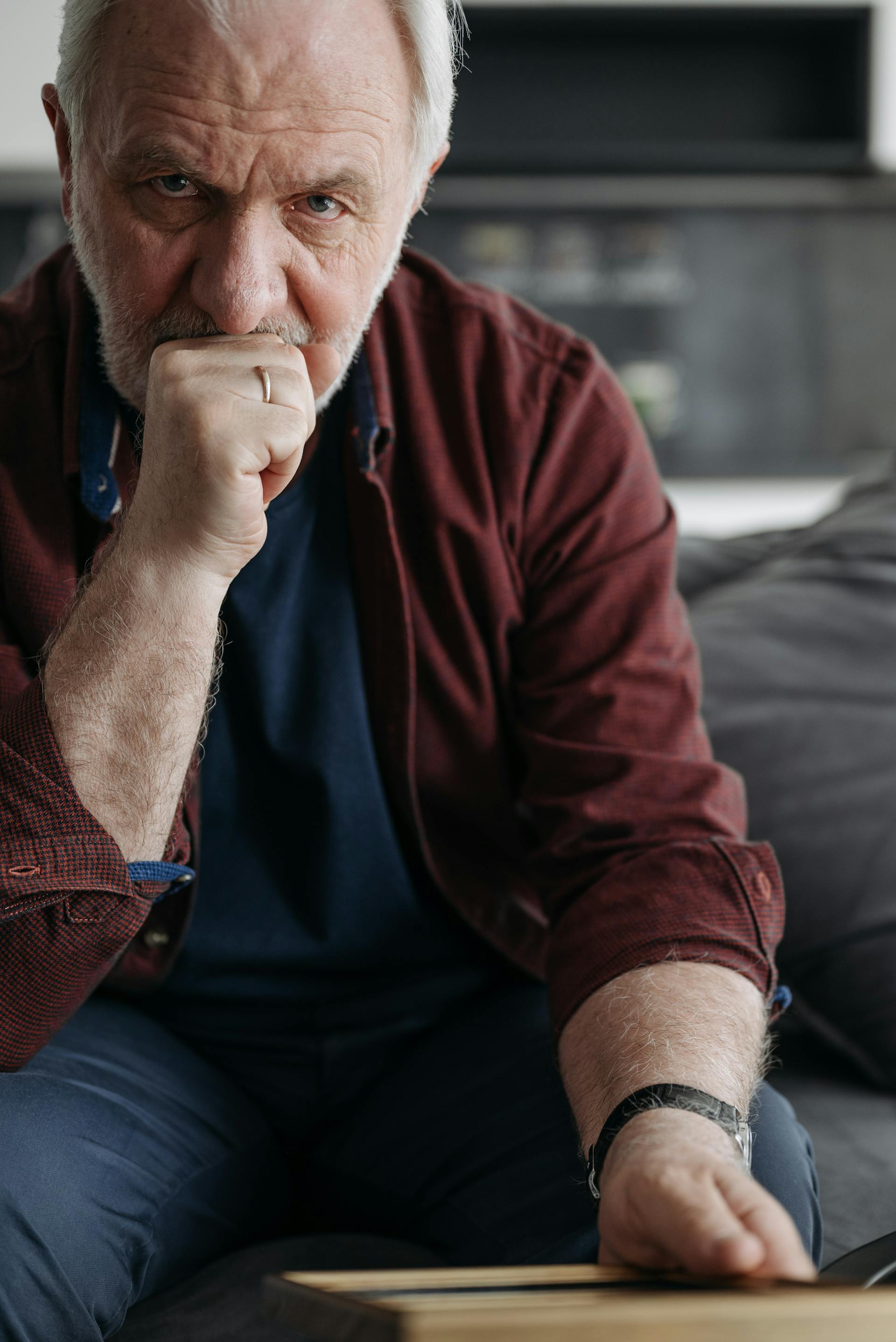 Un anciano enfadado | Fuente: Pexels
