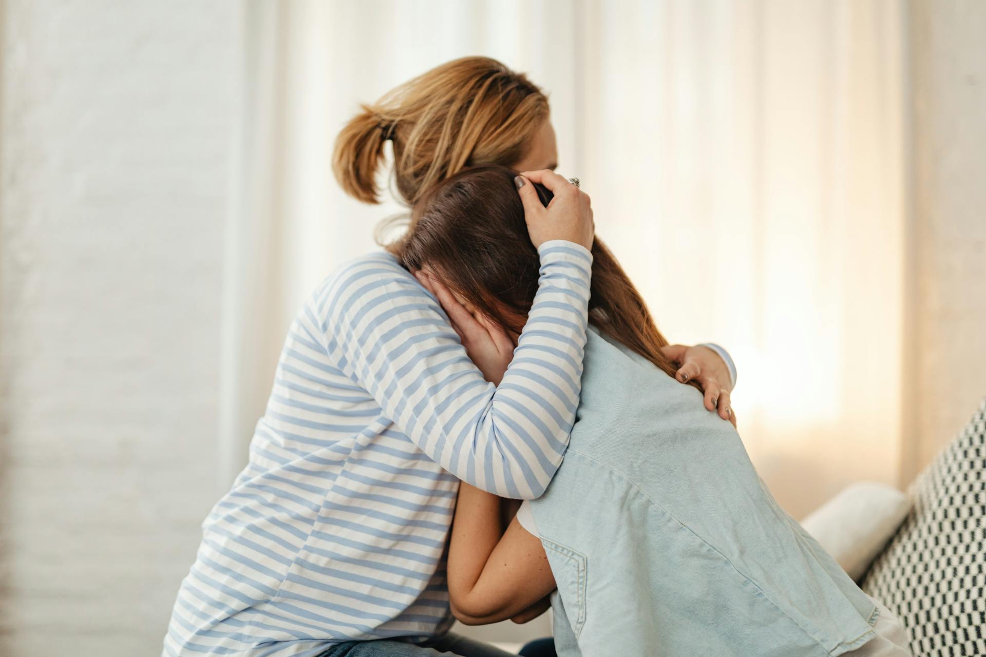 Una madre consolando a su hija que llora | Fuente: Pexels