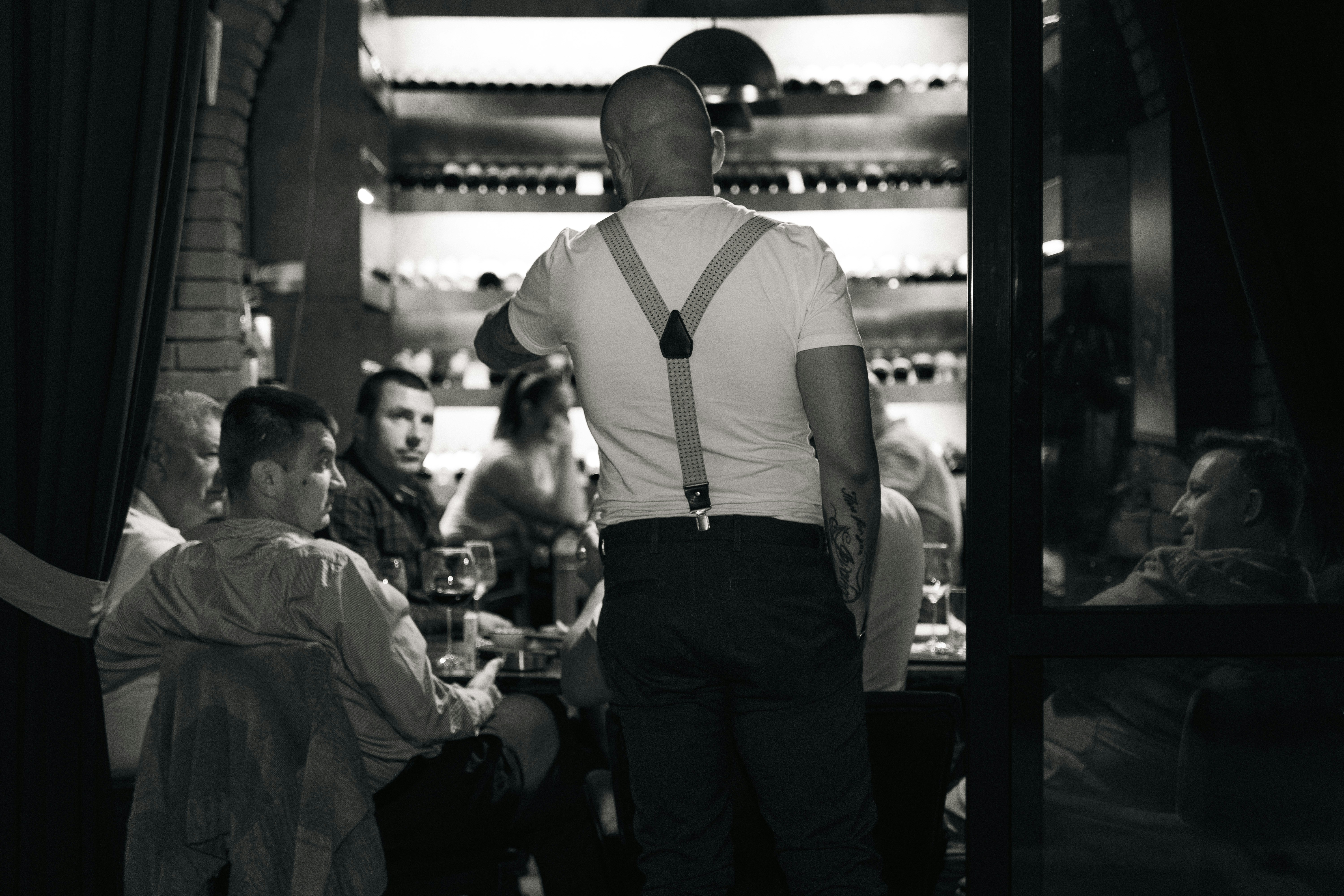 Un hombre de pie en un restaurante | Fuente: Unsplash