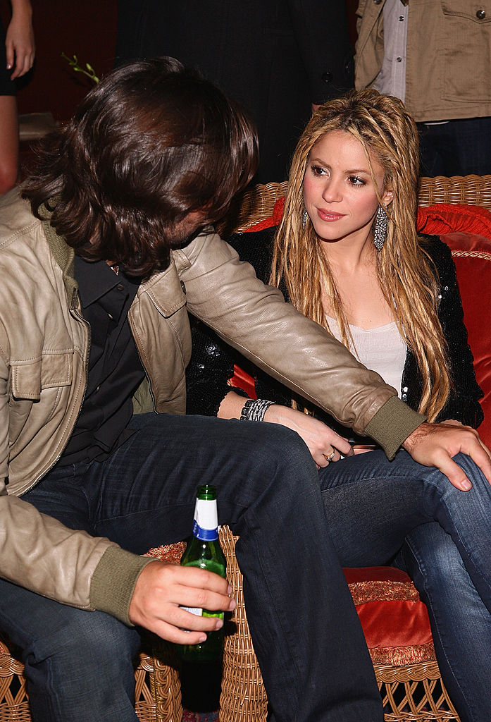 Antonio de la Rúa y Shakira asisten a la fiesta de presentación de la portada de Rolling Stone y del nuevo álbum "Loba" en el hotel The Bowery, el 9 de noviembre de 2009 en la ciudad de Nueva York. | Foto: Getty Images