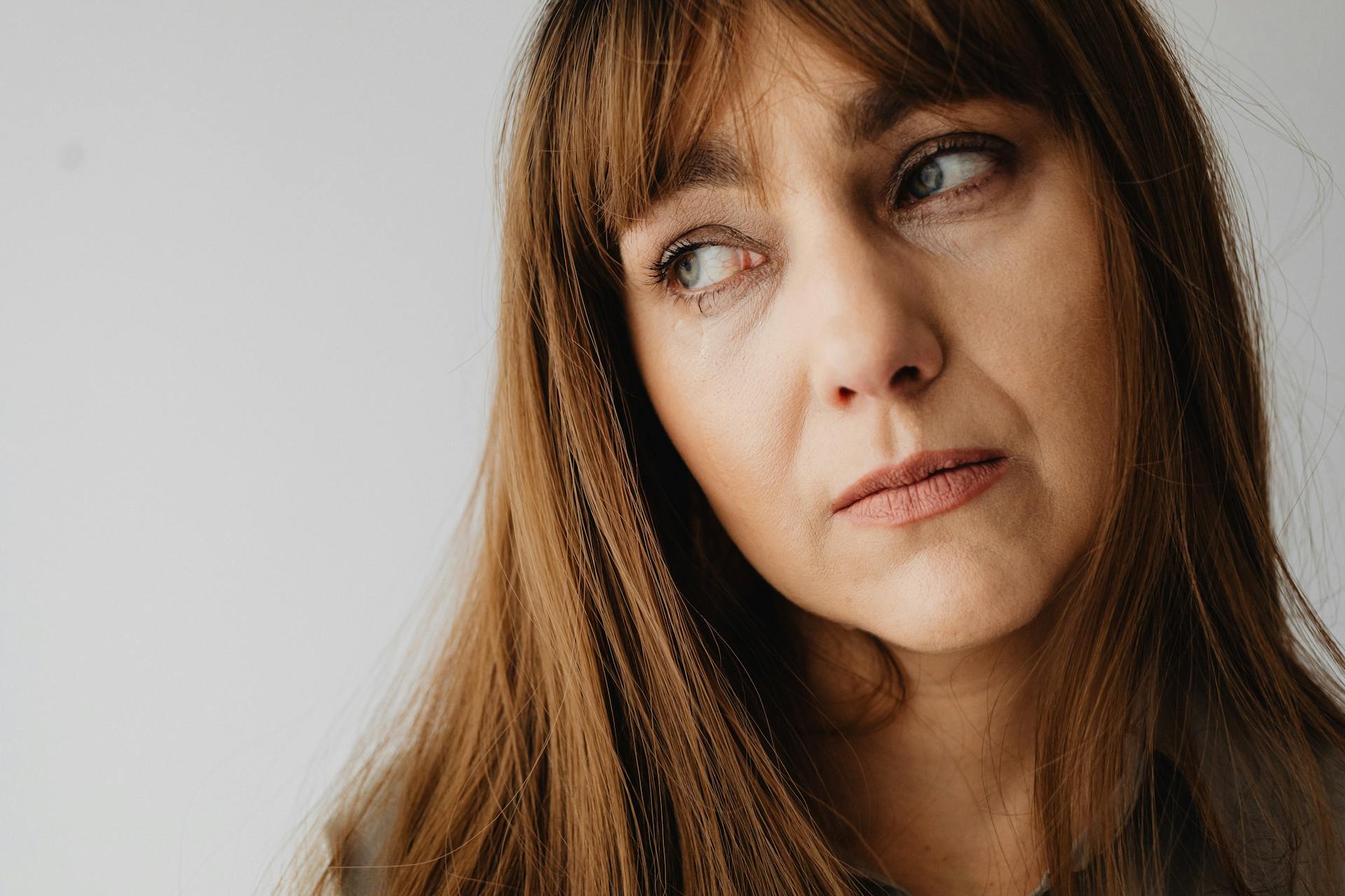 A woman looking to the side | Source: Pexels