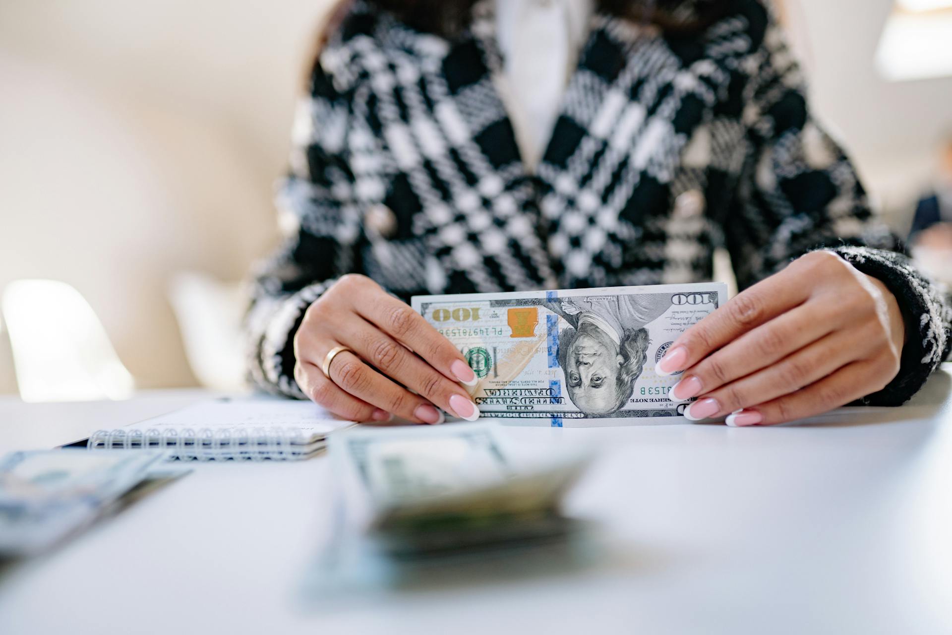 Una mujer con dinero en la mano | Fuente: Pexels