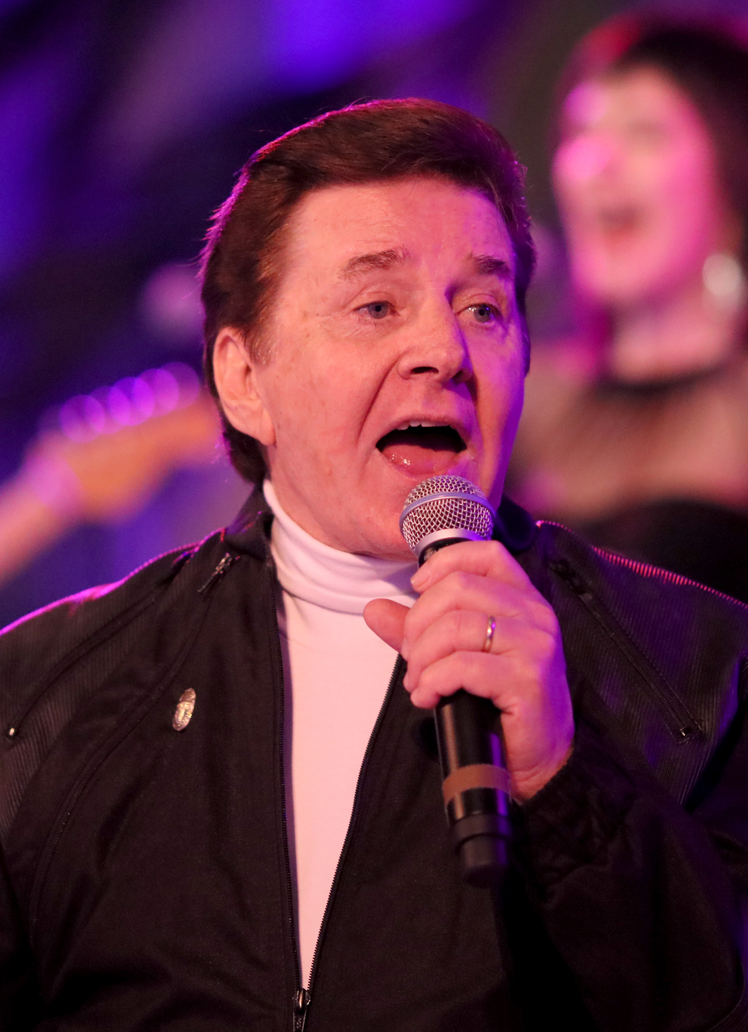Bobby Sherman actuando durante la 6ª Gala y Recaudación de Fondos Navideña Anual de la Fundación Infantil Brigitte y Bobby Sherman el 19 de diciembre de 2015, en Beverly Hills, California. | Fuente: Getty Images