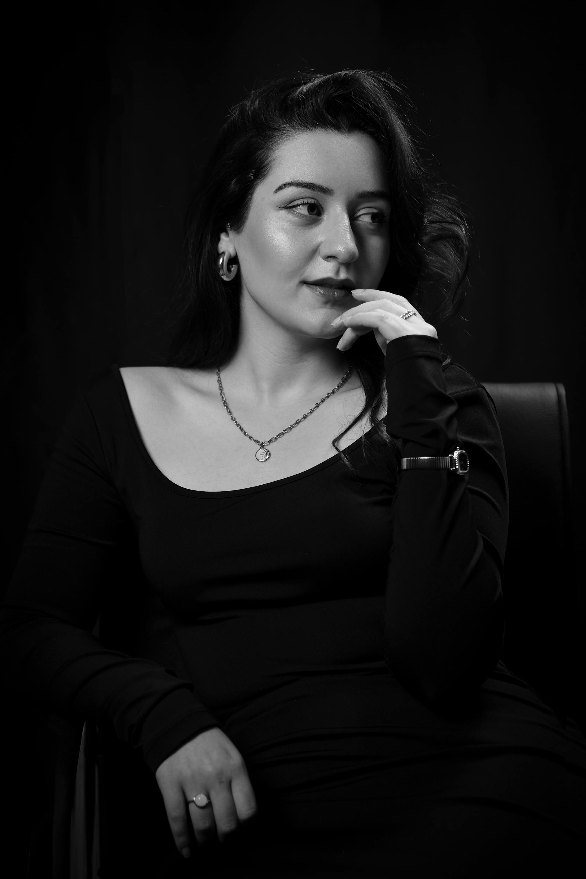 Una mujer reflexiva | Fuente: Pexels