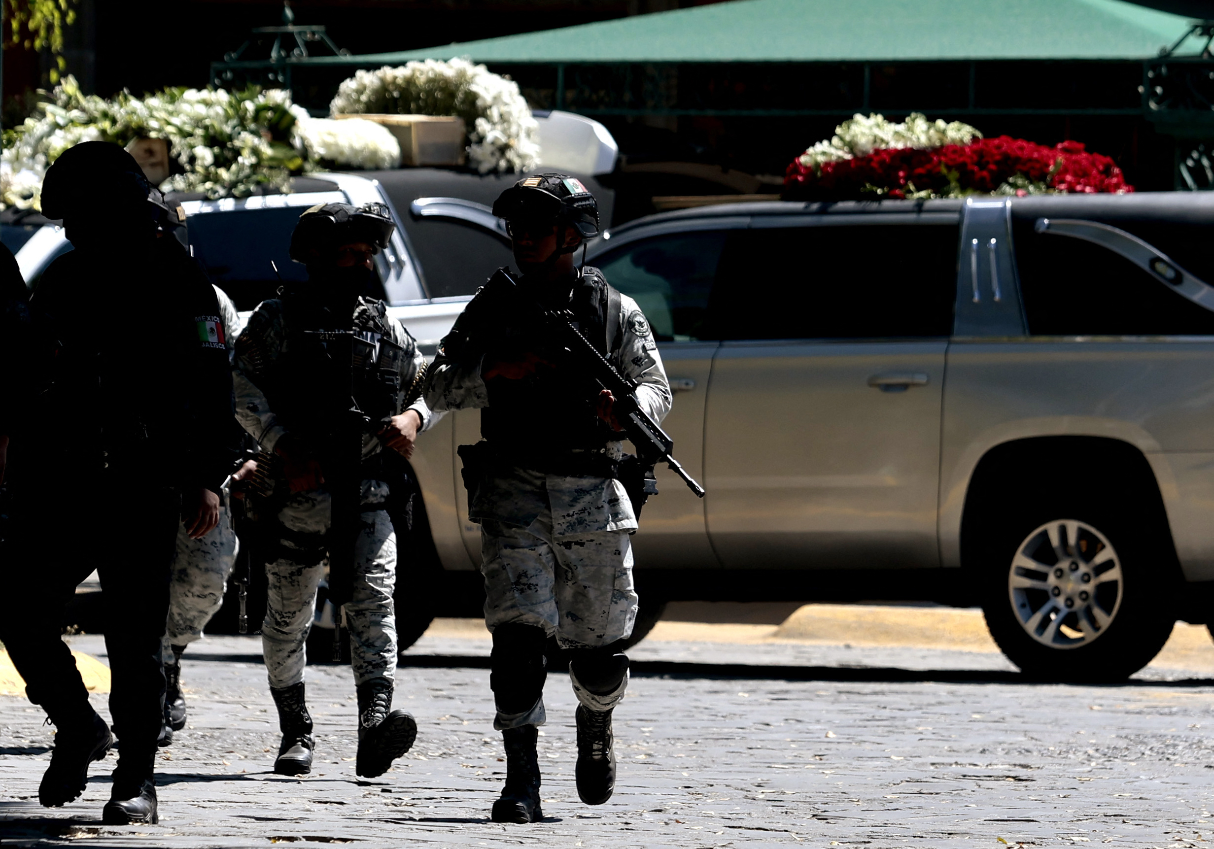 Soldados mexicanos patrullan la zona mientras el coche fúnebre del narcotraficante Nemesio "El Mencho" Oseguera llega al cementerio Recinto de la Paz en Zapopan, estado de Jalisco, México, el 2 de marzo de 2026. | Fuente: Getty Image.