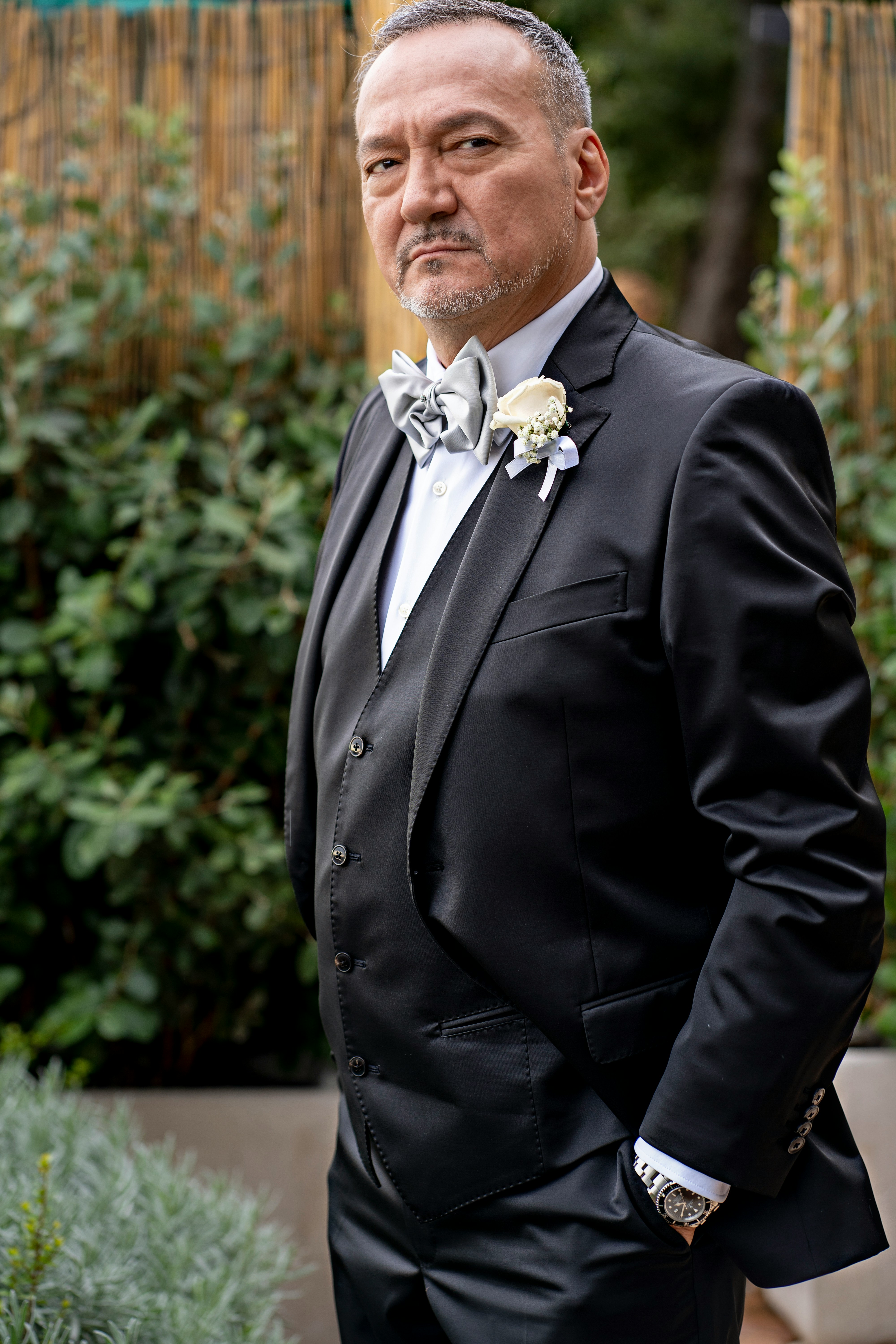 Hombre serio con esmoquin | Fuente: Unsplash