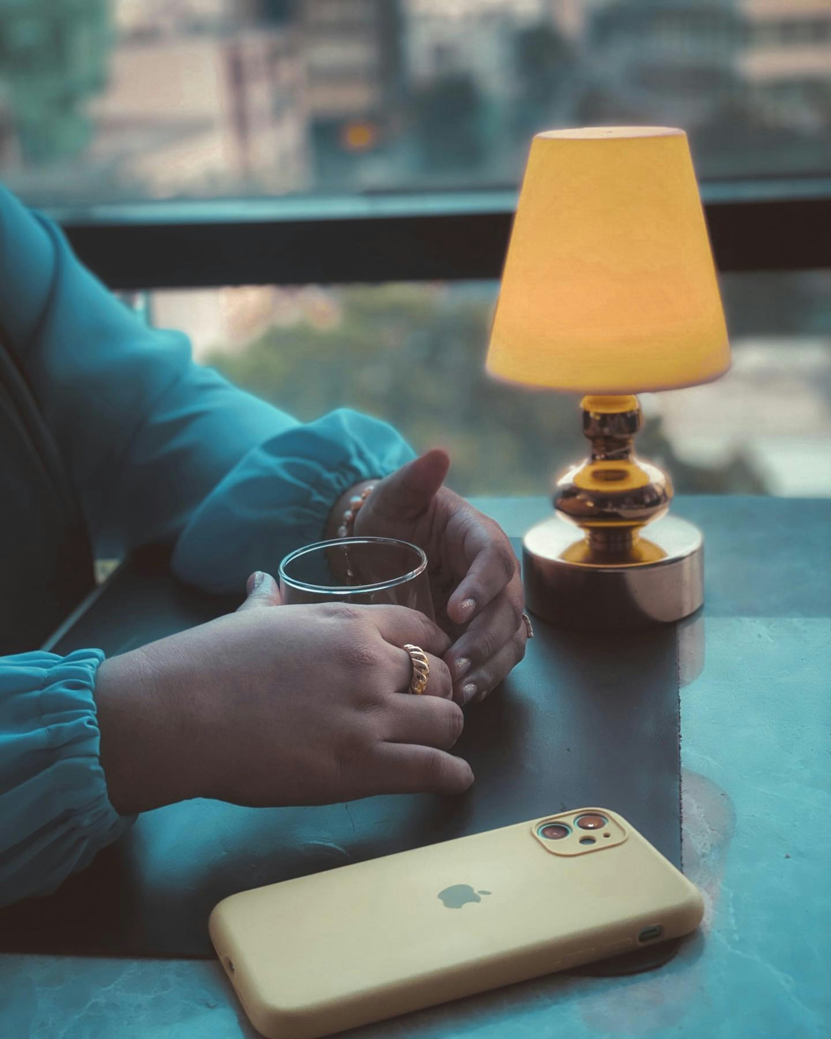 Un móvil sobre una mesa | Fuente: Unsplash