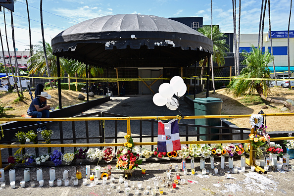 Flores y velas en homenaje a las víctimas se ven frente a la discoteca Jet Set en Santo Domingo, el 11 de abril de 2025 | Fuente: Getty Images