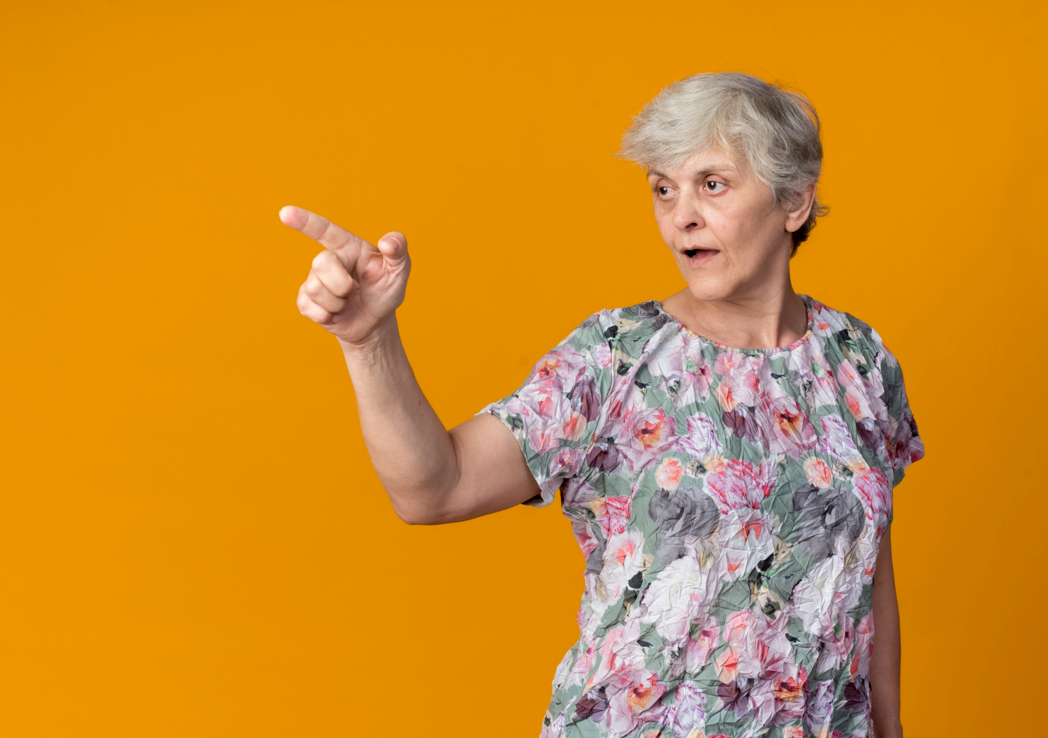 Una anciana señalando con el dedo | Fuente: Freepik