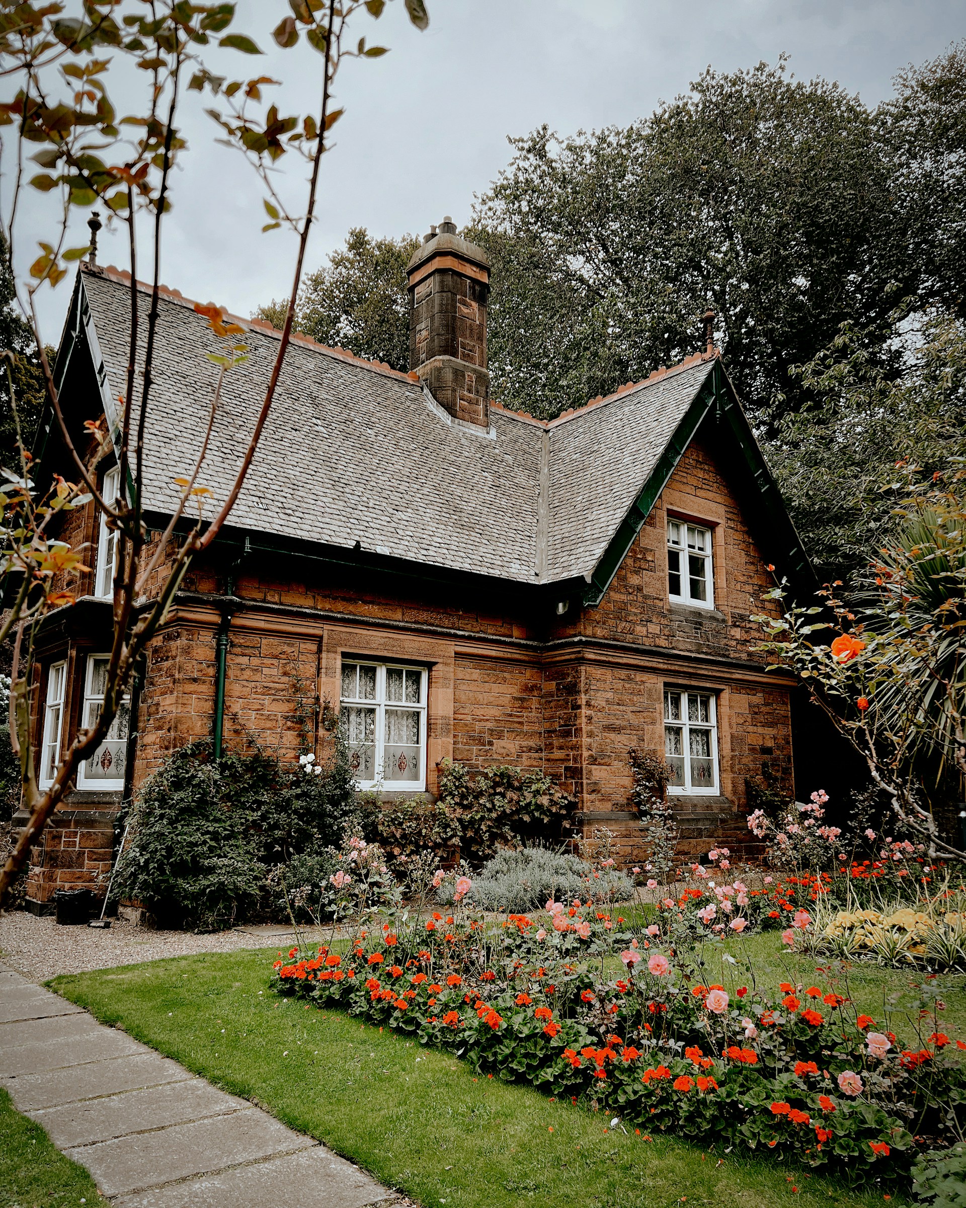 Una casa con un hermoso jardín | Fuente: Unsplash