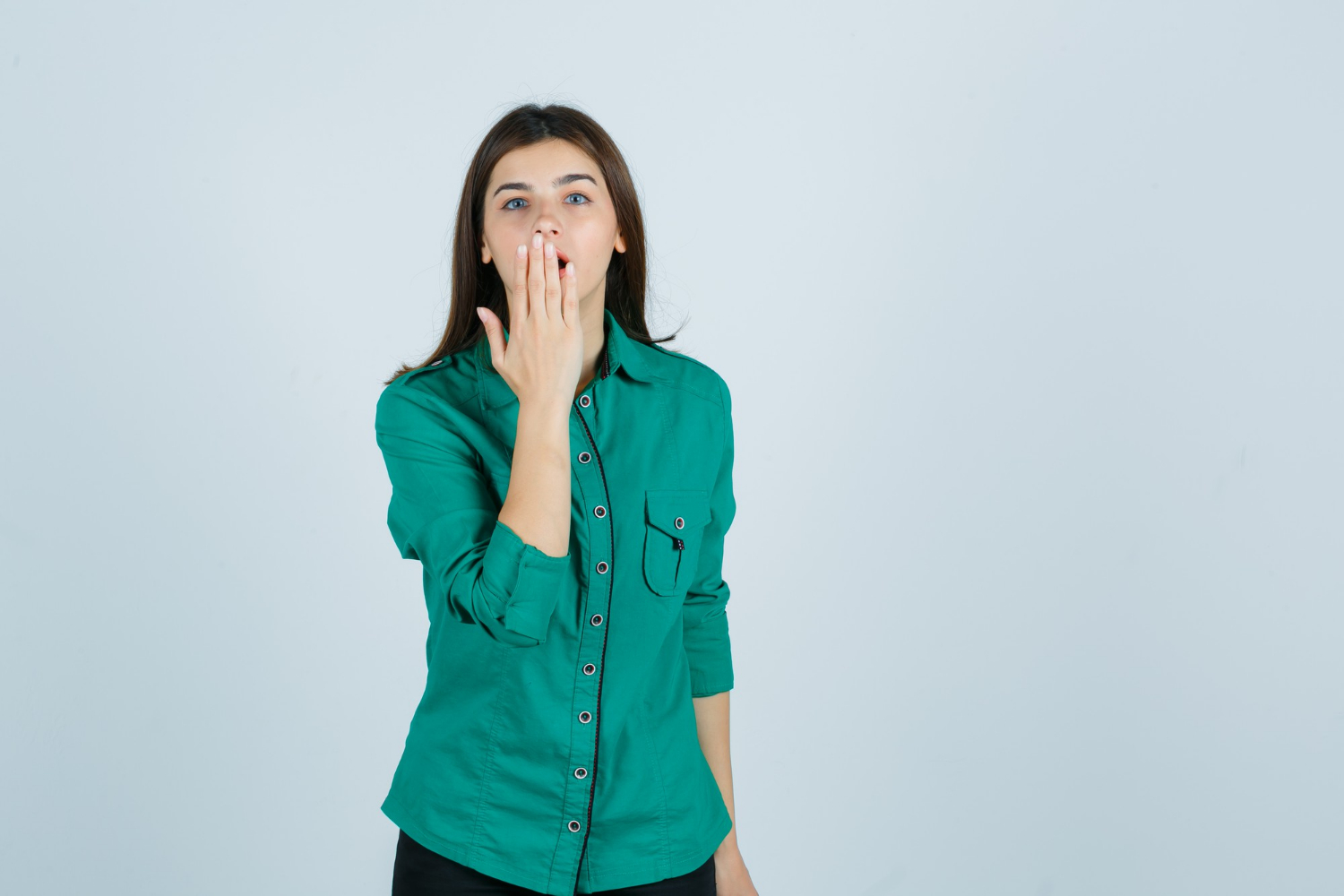 Una mujer asustada | Fuente: Freepik