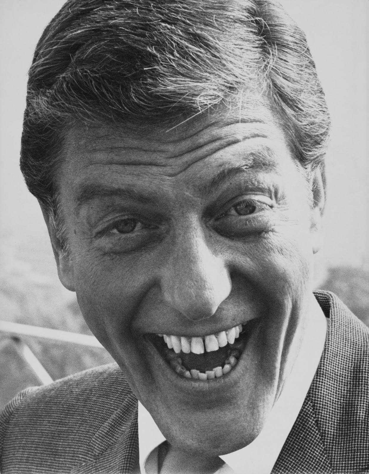 Dick Van Dyke fotografiado en el set de "Chitty Chitty Bang Bang" en 1967. | Fuente: Getty Images
