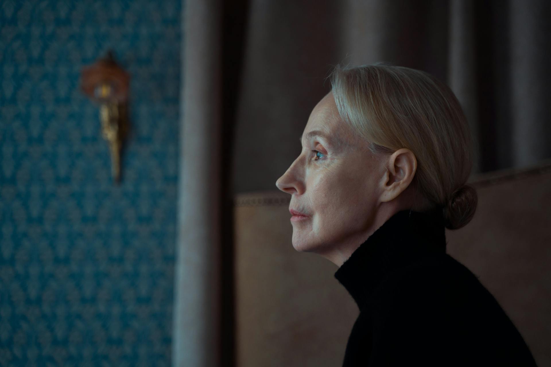 Una mujer sentada en una cama | Fuente: Pexels