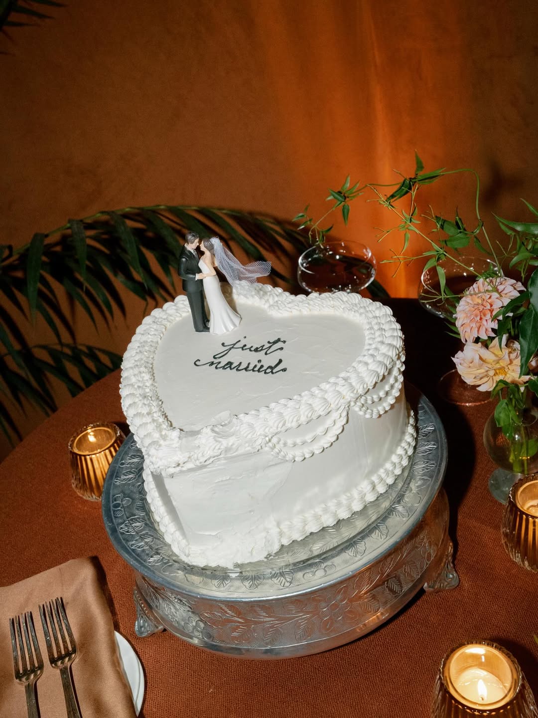 El pastel de bodas de Selena Gómez y Benny Blanco | Fuente: Instagram/selenagomez