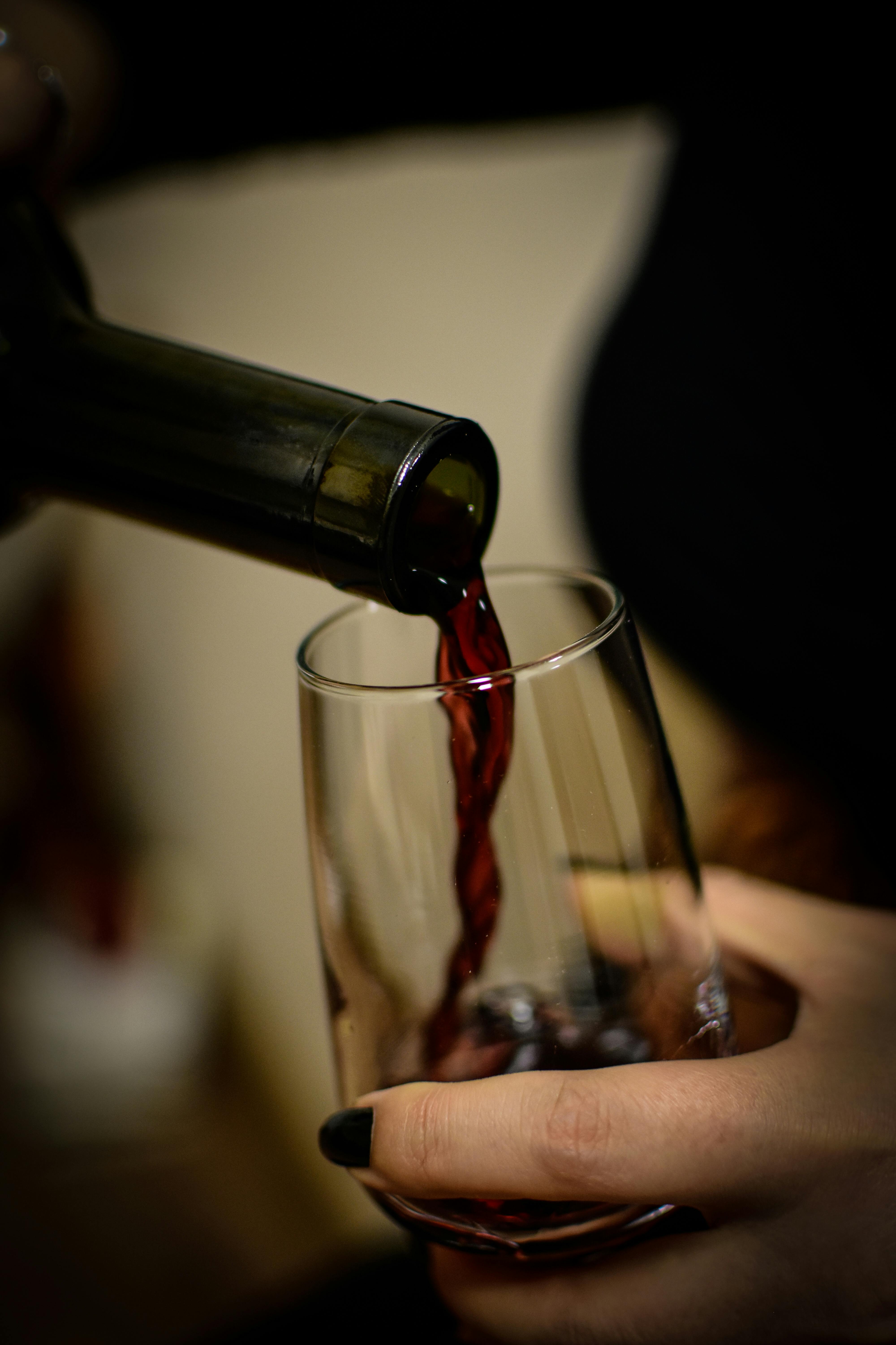 Una mujer sirviendo vino | Fuente: Pexels