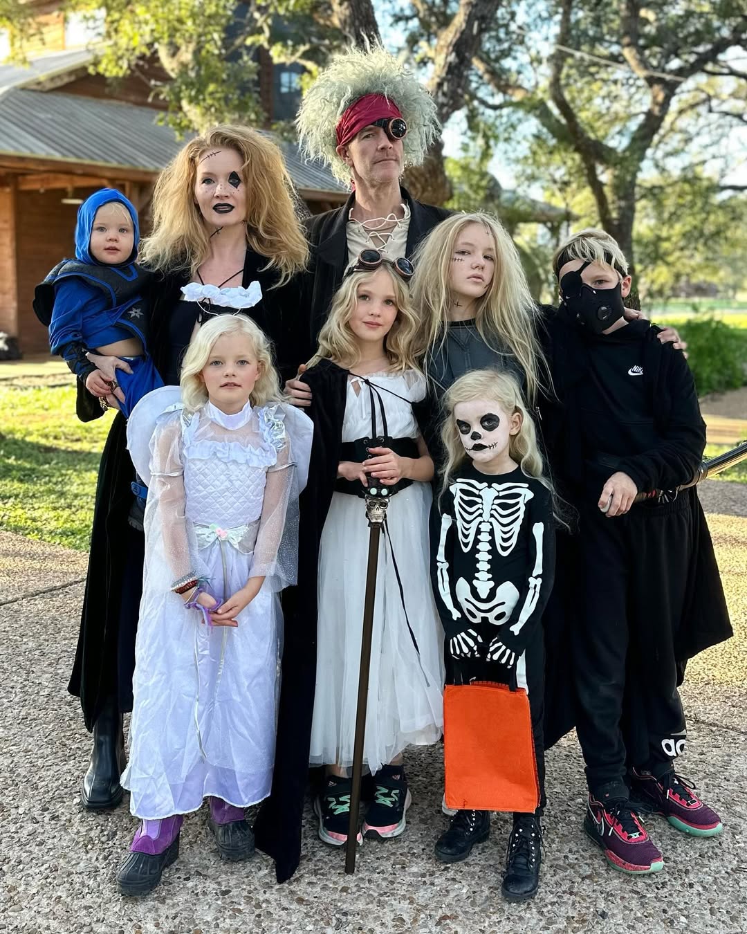 Kimberly y James Van Der Beek posando para una foto con sus seis hijos en Halloween, publicada el 1 de noviembre de 2023. | Fuente: Instagram/vanderjames