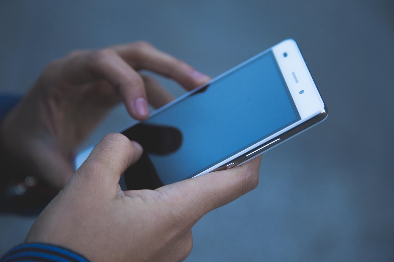 Una persona con un teléfono en la mano | Fuente: Pexels