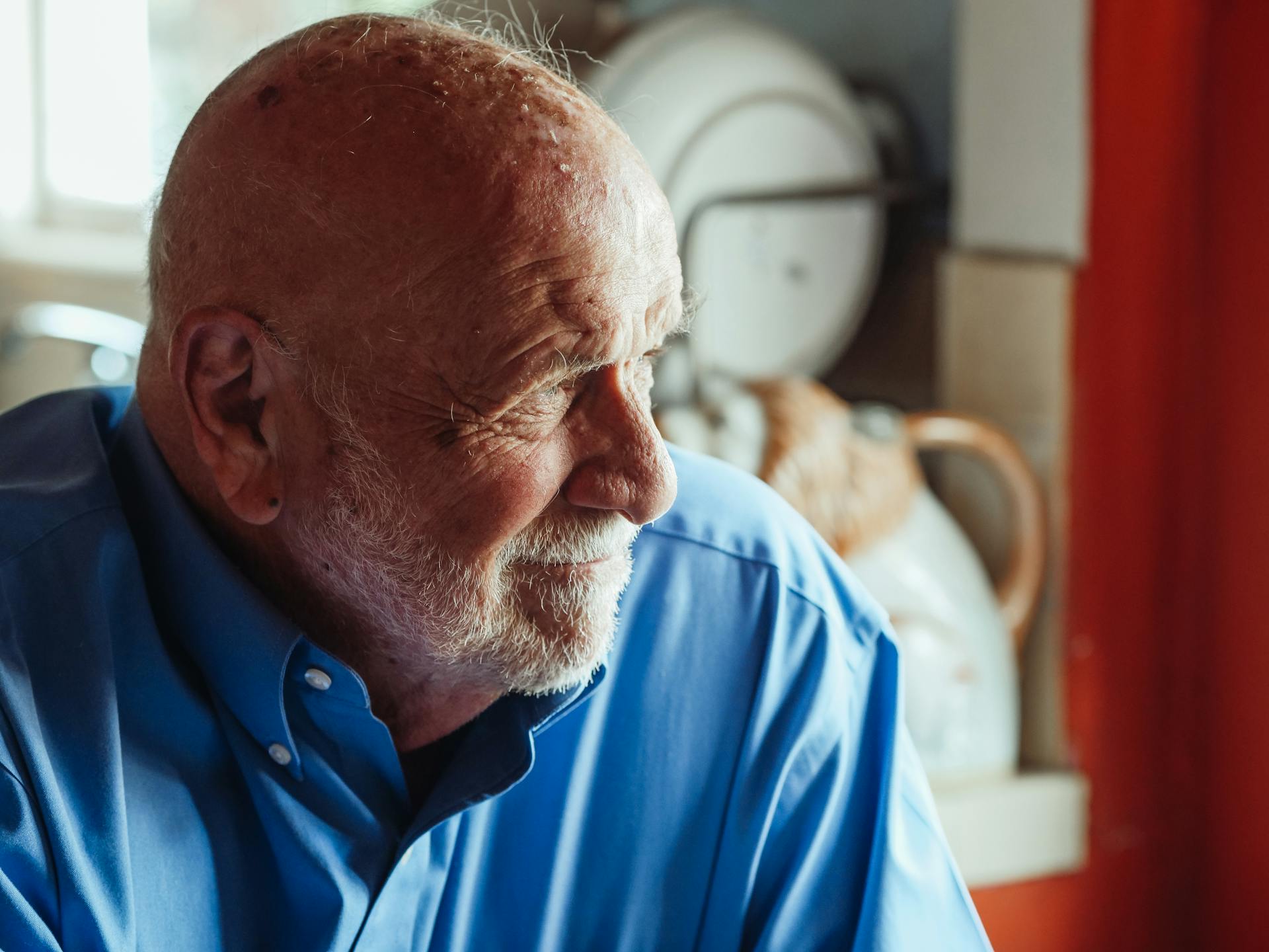 Un hombre mayor sonriente | Fuente: Pexels
