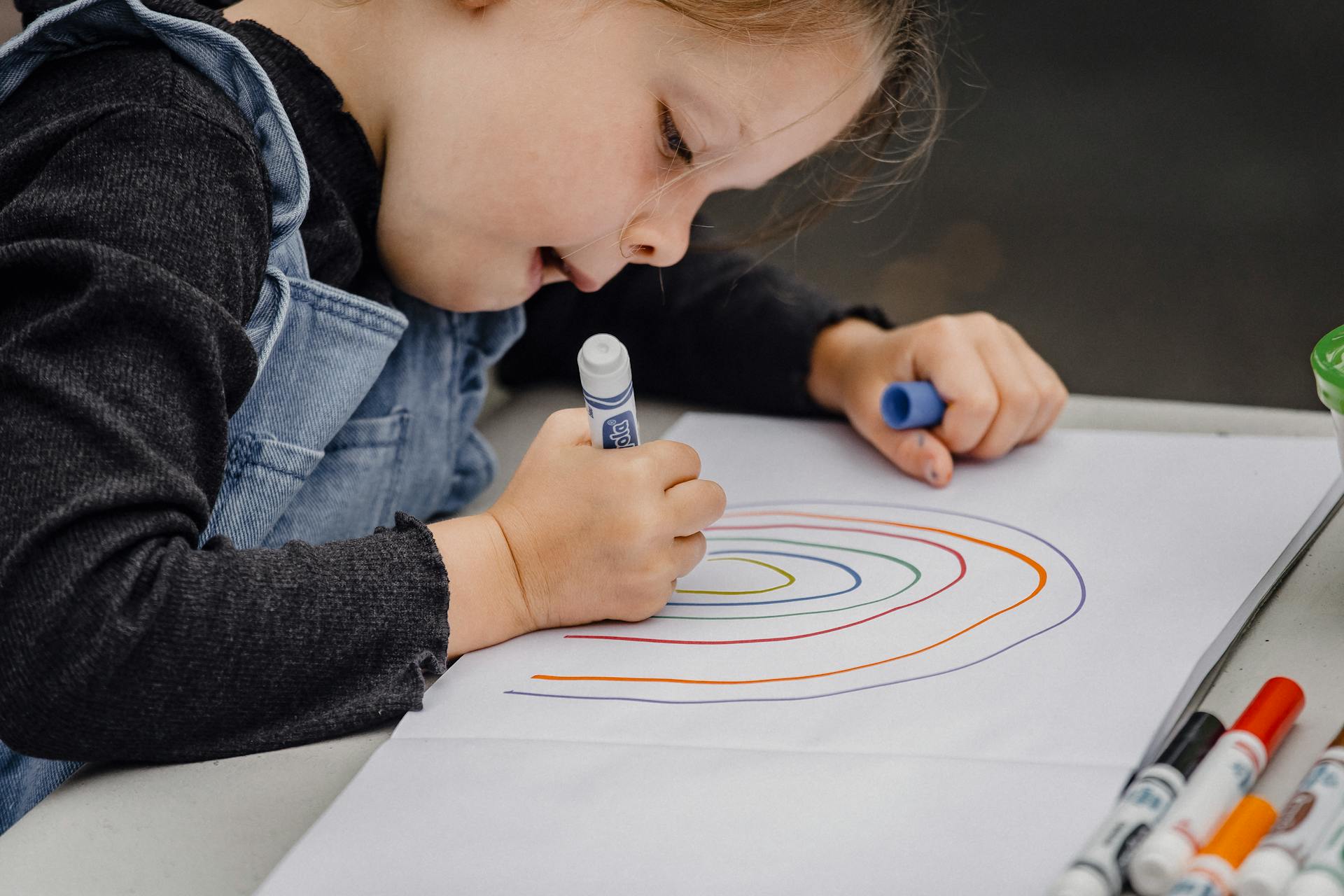Una niña haciendo un dibujo | Fuente: Pexels