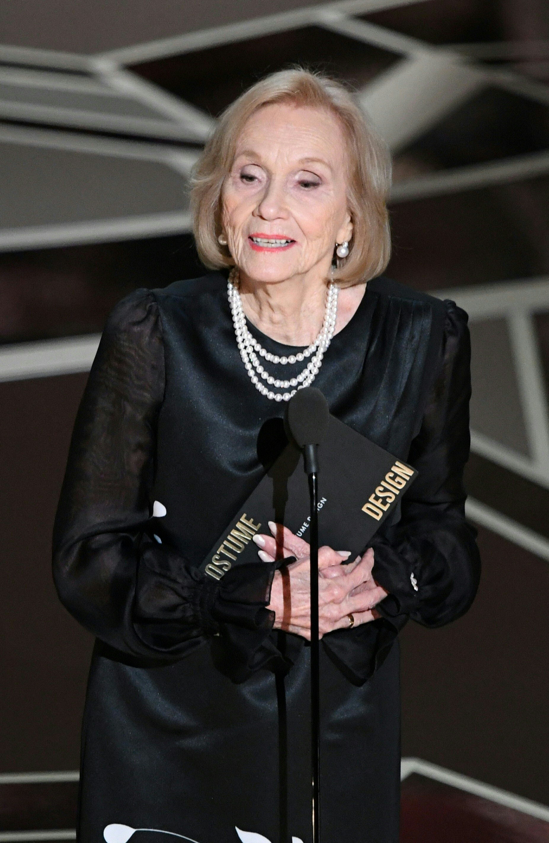 La actriz presenta el Oscar al Mejor Diseño de Vestuario durante el 90º espectáculo de los Premios Anuales de la Academia el 4 de marzo de 2018, en Hollywood, California. | Fuente: Getty Images