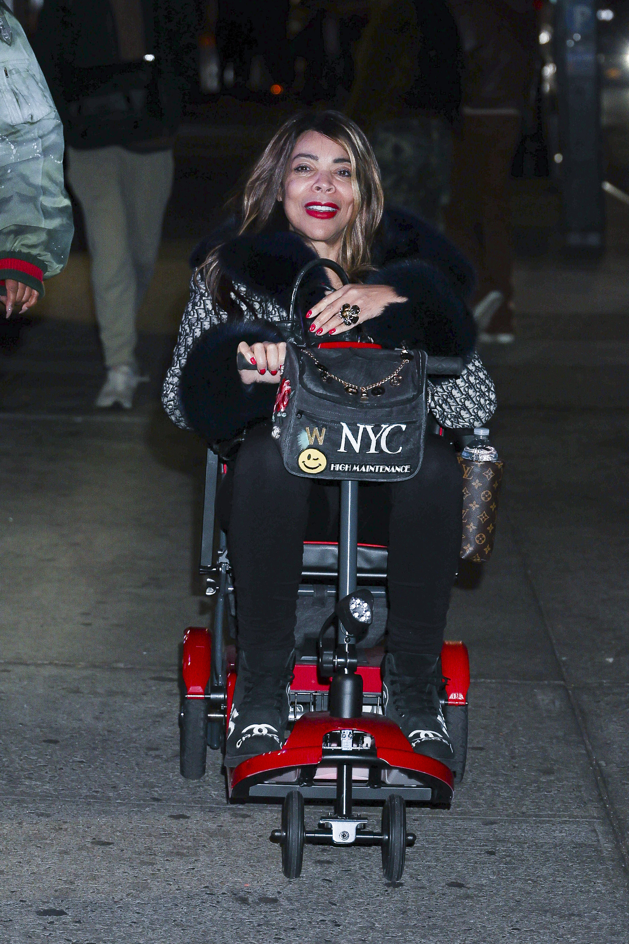 Un avistamiento anterior de Williams en Nueva York nos dejó una imagen muy diferente de la antigua presentadora de programas de entrevistas. La vieron en el restaurante Tucci, en NoHo, el 15 de marzo de 2025, y la fotografiaron sentada en un scooter de movilidad, vestida con ropa oscura, una chaqueta con ribetes de piel y su característico pintalabios rojo intenso. | Fuente: Getty Images