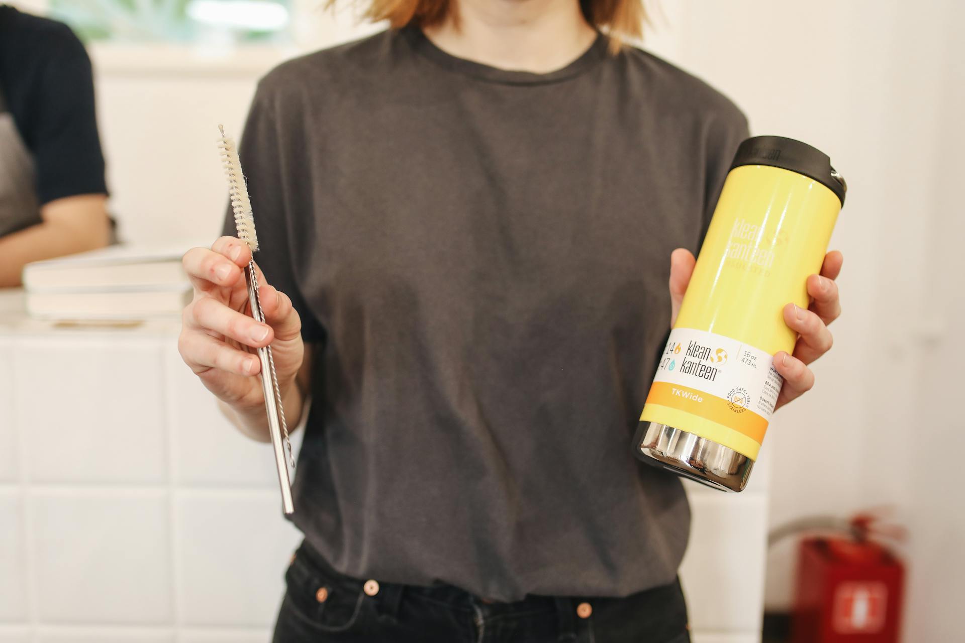 Una mujer con una taza de viaje | Fuente: Pexels