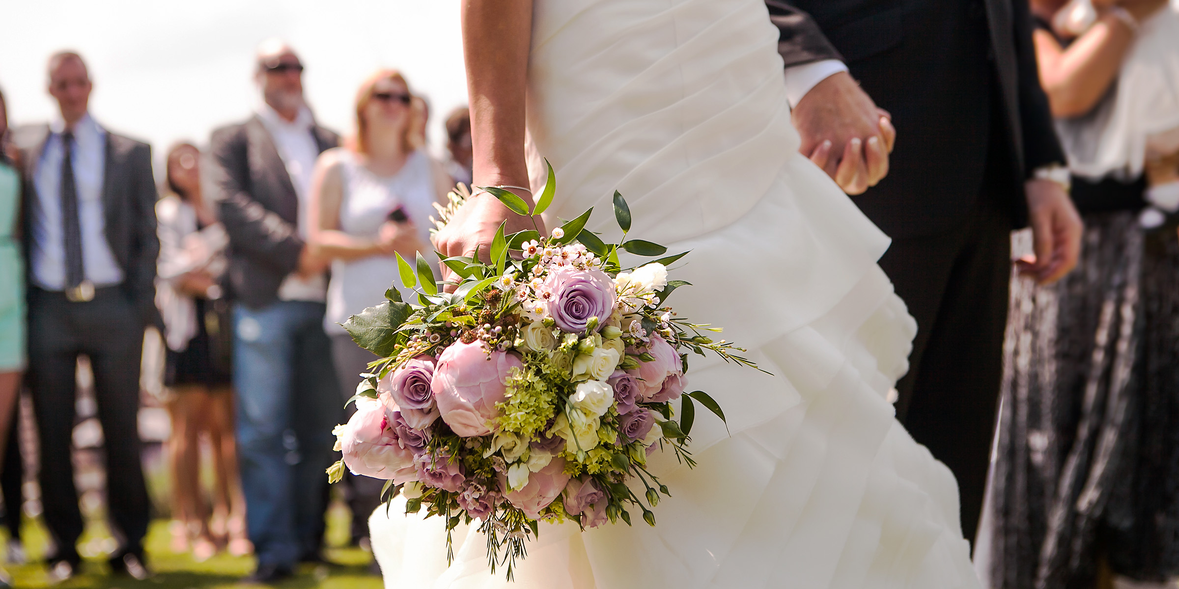 Una pareja que se casa | Fuente: Shutterstock