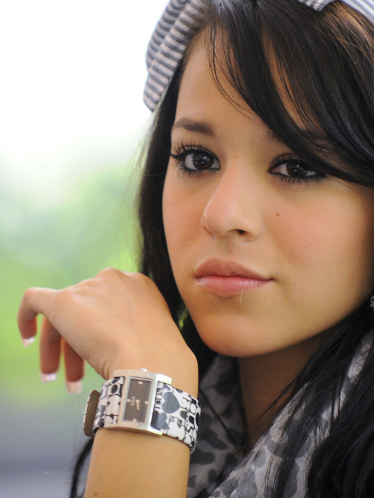 La actriz Danna Paola durante la conferencia de prensa del programa gubernamental Sigamos Aprendiendo, dirigido a niñas y niños hospitalizados que tienen dificultades para asistir a la escuela, en la Secretaría de Salud el 13 de julio de 2010 en Ciudad de México, México. | Foto: Getty Images