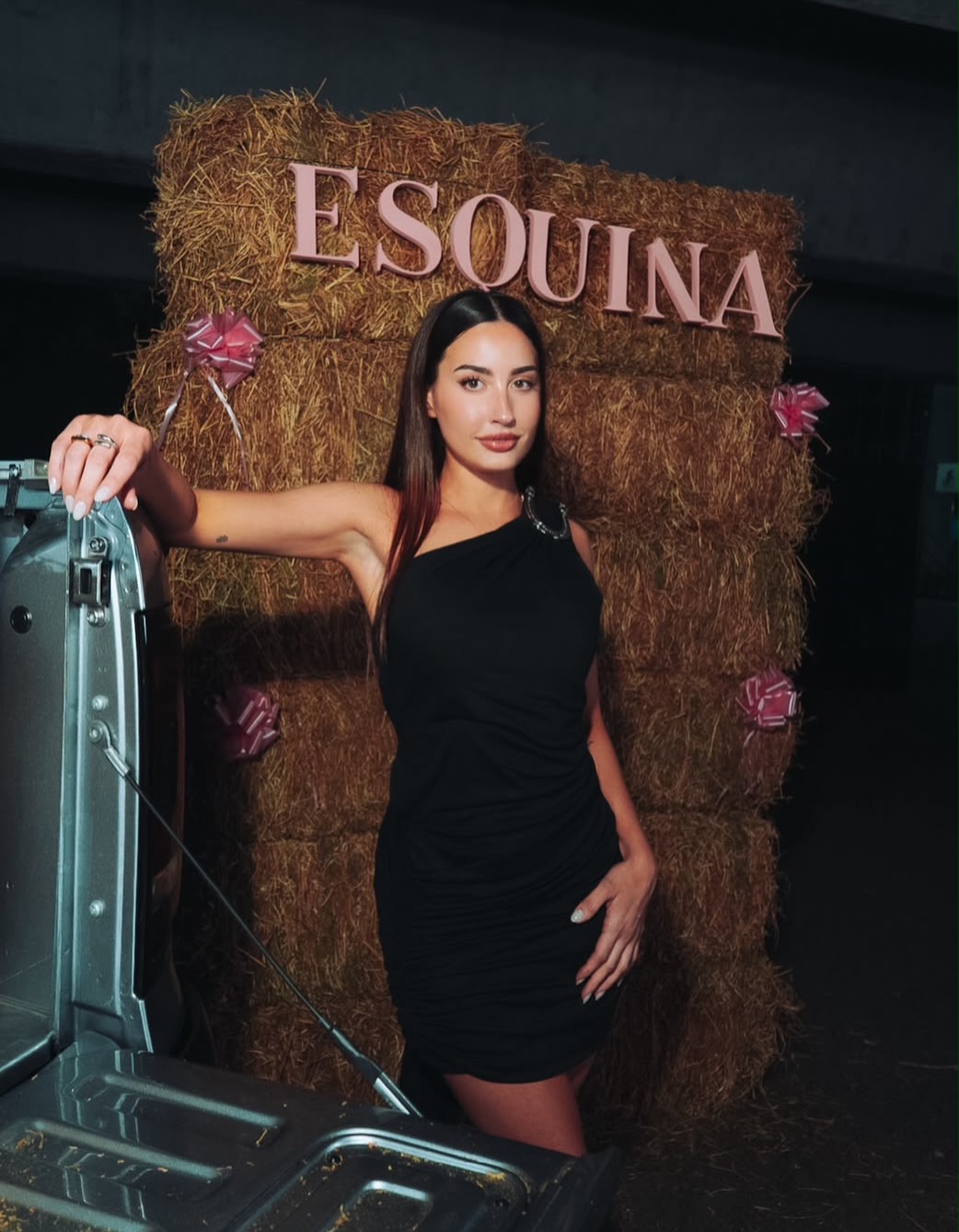Artistas y modelos luciendo los atuendos en la pasarela del desfile Esquina Esquina | Fuente: Instagram/esquina.esquina