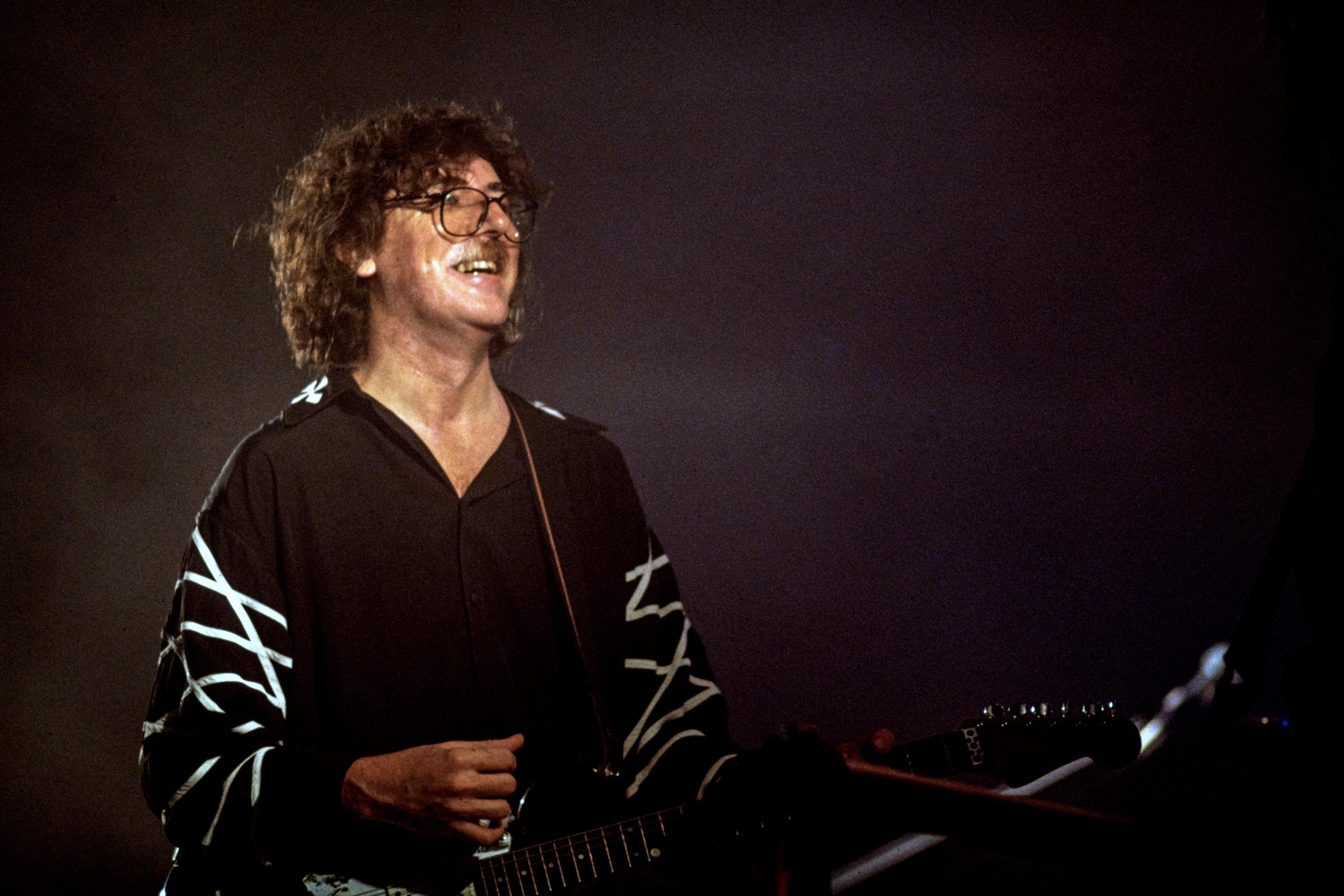 Charly García actúa con Fito Páez al piano durante un espectáculo el 20 de enero de 1992 en Punta del Este, Uruguay. | Fuente: Getty Images