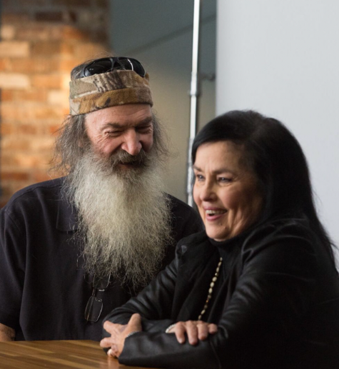 Phil y Kay Robertson fotografiados sonriendo, con fecha de abril de 2022 | Fuente: instagram/officialmisskayrobertson