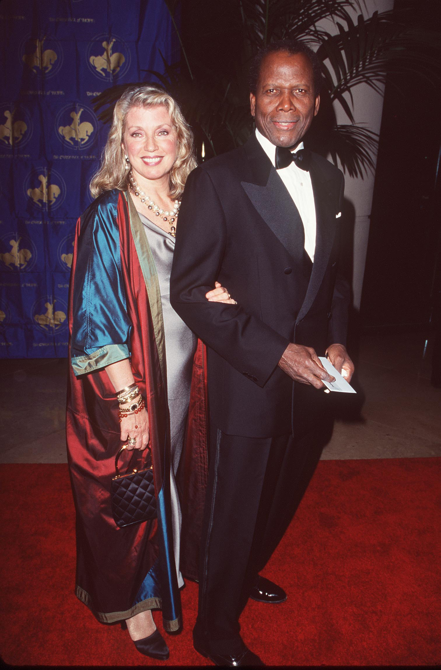 Joanna Shimkus y Sidney Poitier durante el 13º Baile Anual del Carrusel de la Esperanza el 23 de octubre de 1998, en Beverly Hills, California. | Fuente: Getty Images