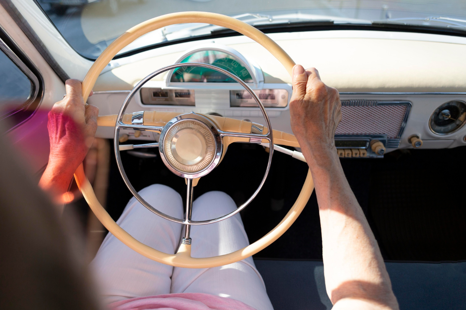 Primer plano de una mujer mayor conduciendo un automóvil | Fuente: Freepik