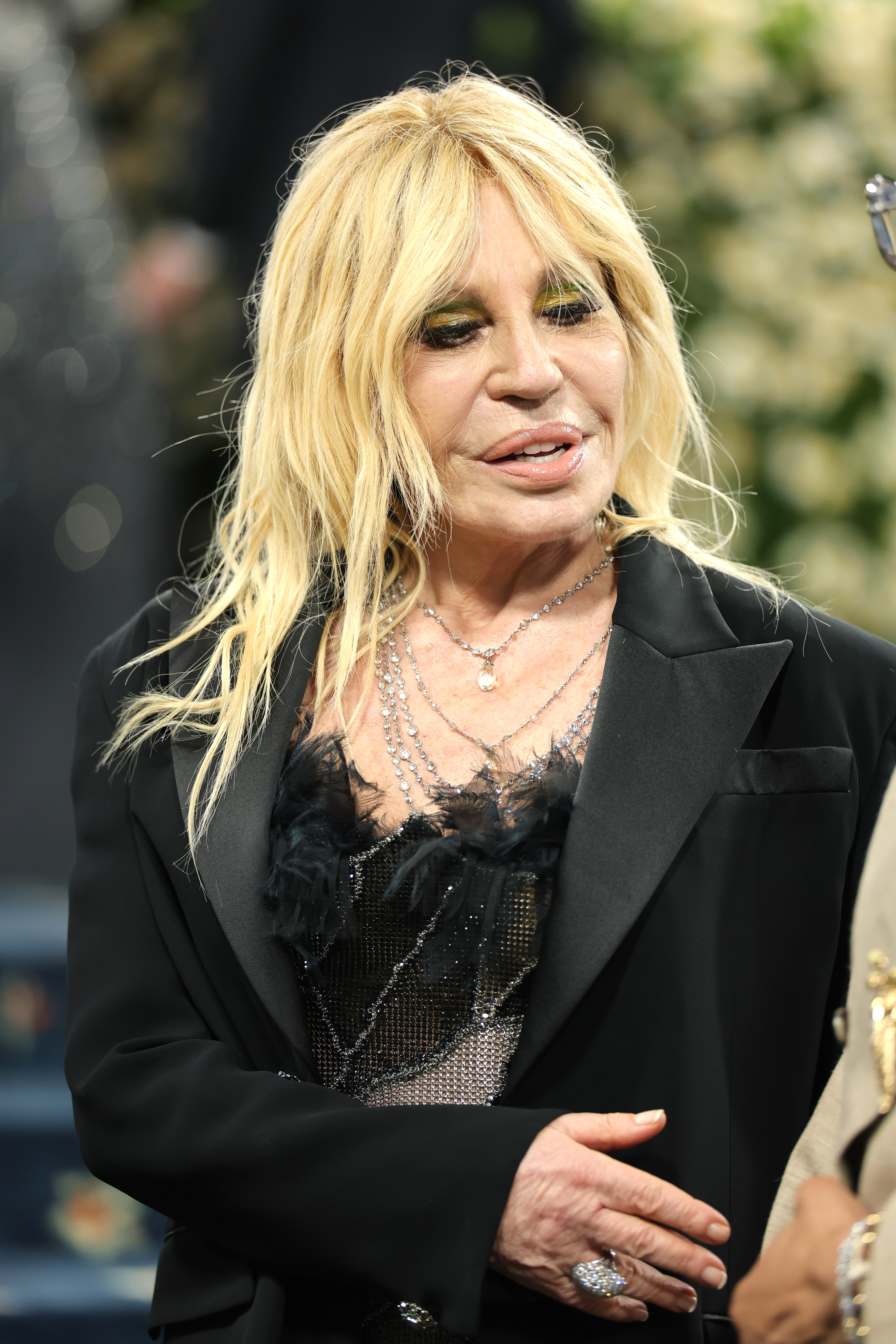 Donatella Versace asiste a la Gala del Met "Superfine: Sastrería de Estilo Negro" el 5 de mayo de 2025 en Nueva York. | Fuente: Getty Images.
