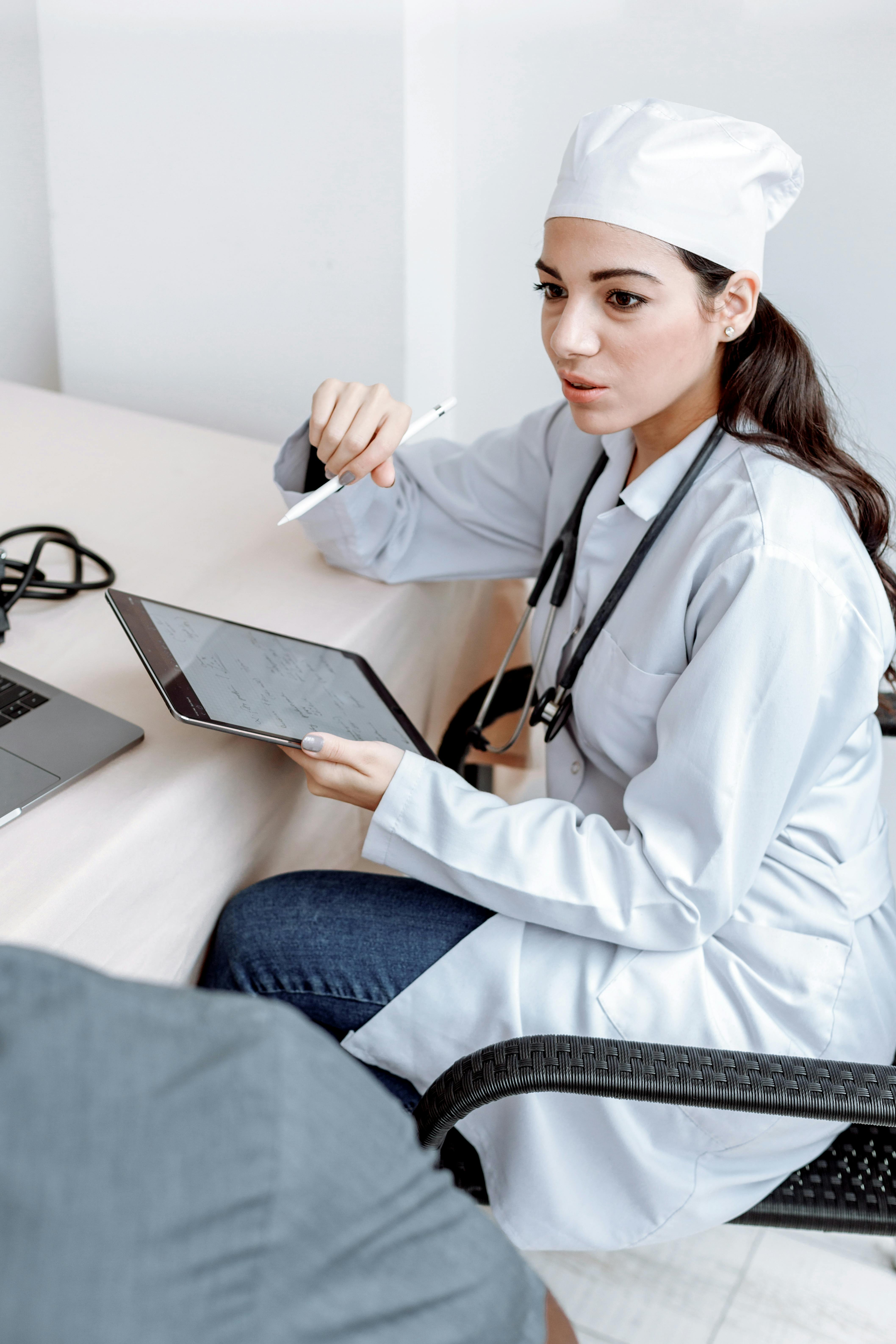 Una médica hablando con un hombre | Fuente: Pexels