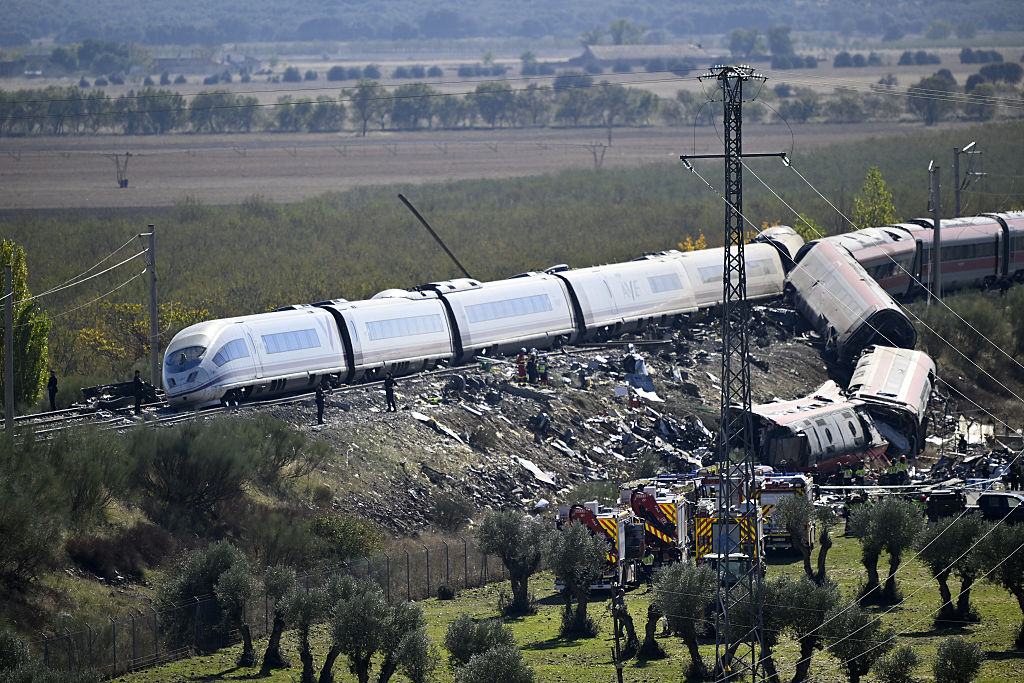Equipos de emergencia trabajan en el lugar de una colisión en la que se vieron implicados dos trenes de alta velocidad, cerca de la estación de Urda, en la provincia de Toledo (España), el 28 de octubre de 2026. | Fuente: Getty Images