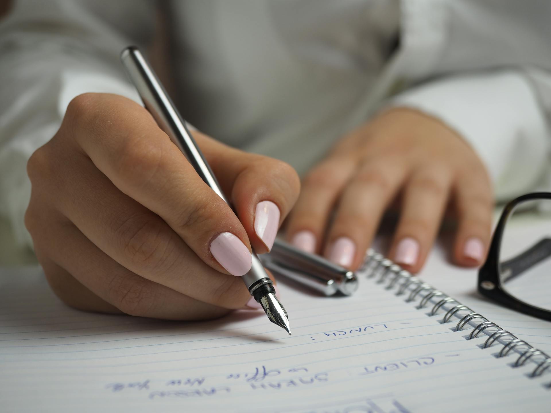 Una mujer escribiendo | Fuente: Pexels