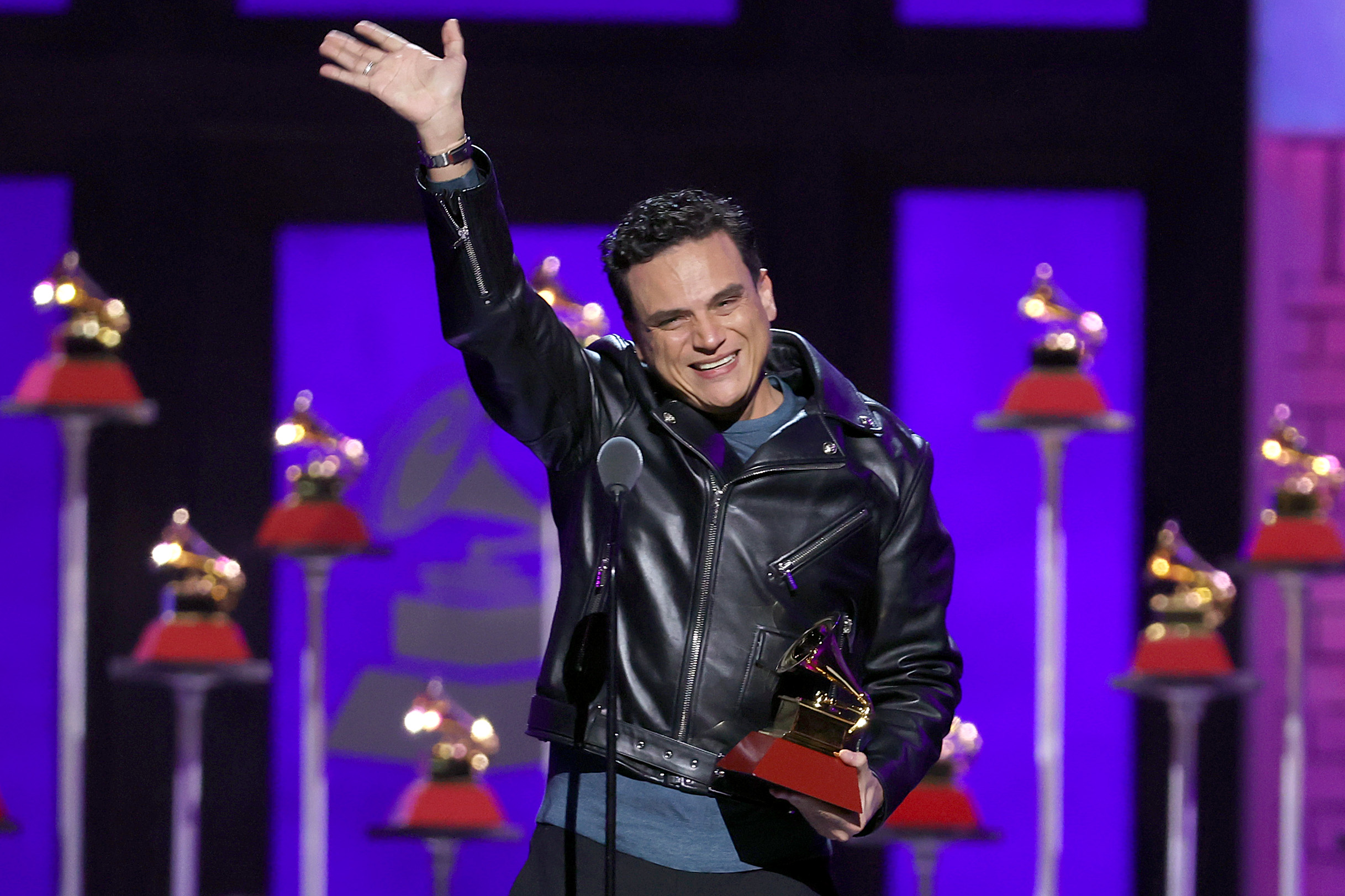 Silvestre Dangond recibe un premio en el escenario durante la ceremonia de estreno de la 22.ª Entrega Anual del Latin GRAMMY en el Michelob ULTRA Arena el 18 de noviembre de 2021 en Las Vegas, Nevada. | Fuente: Getty Images