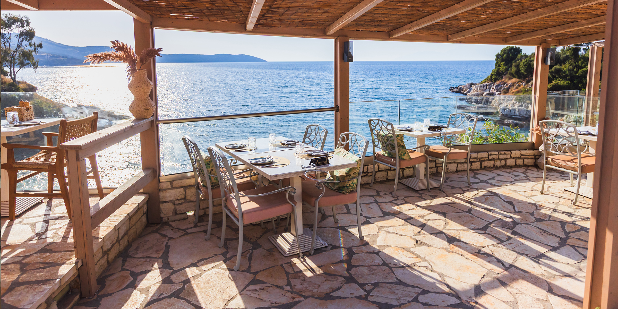 Café junto al océano | Fuente: Shutterstock