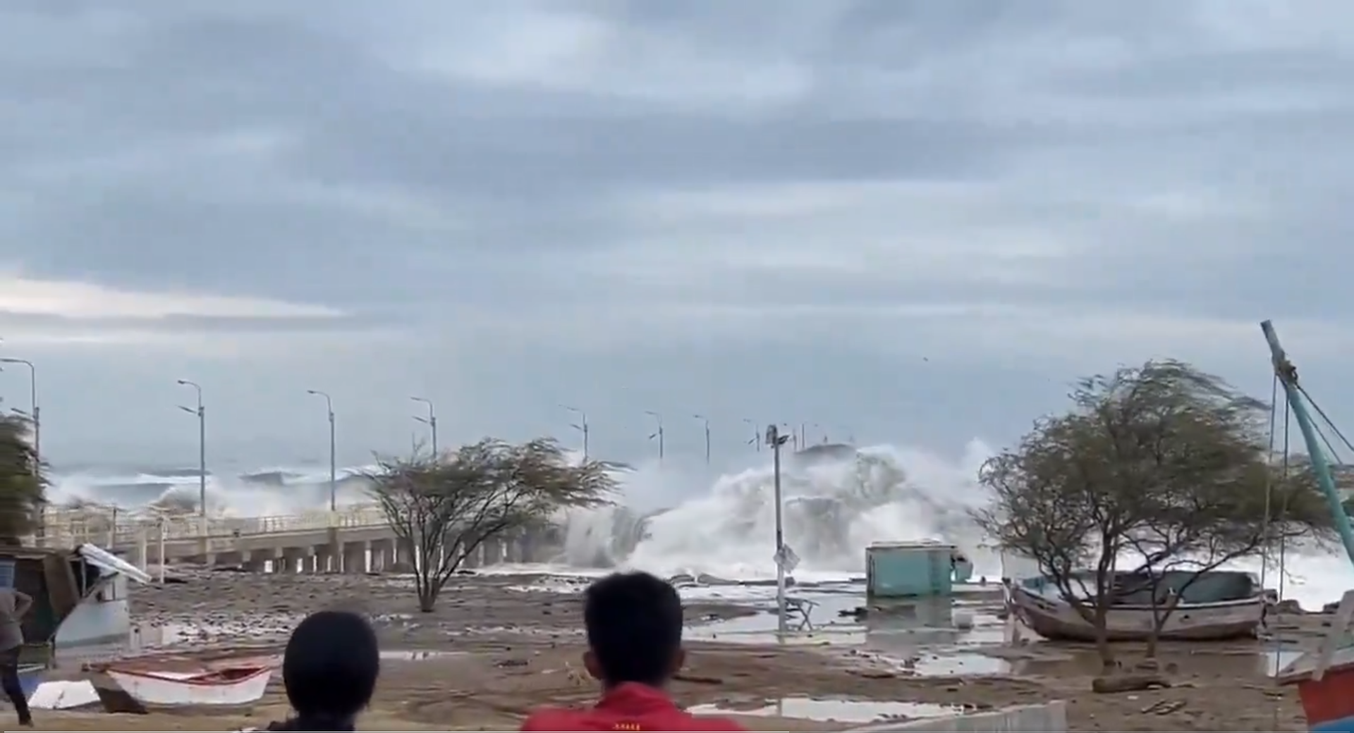 Personas observando el tsunami en Tumbes Perú | Fuente: x/@TuiteroSismico