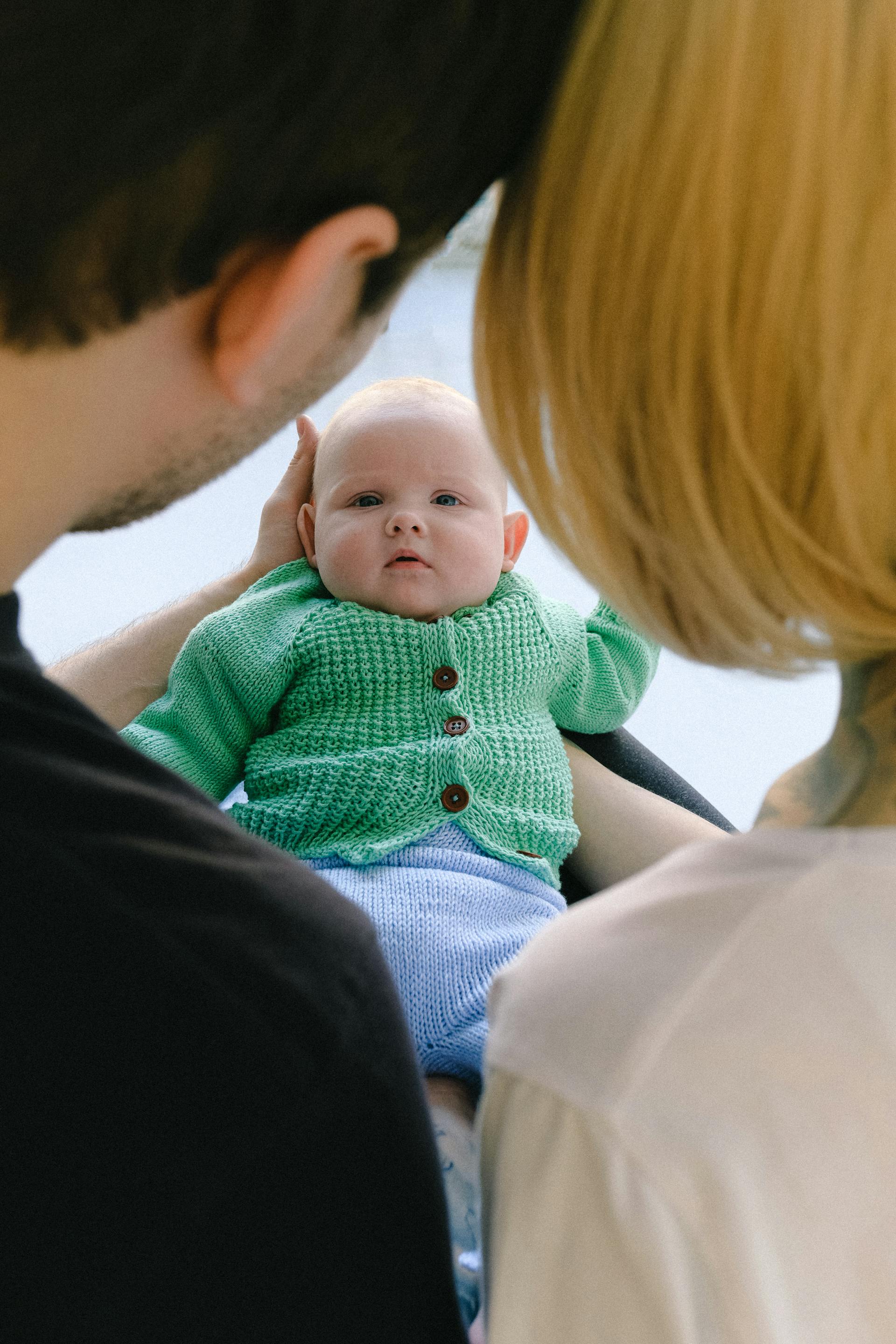 Unos padres con su hijo recién nacido | Fuente: Pexels