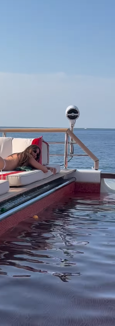 Sofía Vergara tomando el sol junto al agua en Ibiza, España, de un post fechado el 5 de julio de 2025 | Fuente: Instagram/sofiavergara